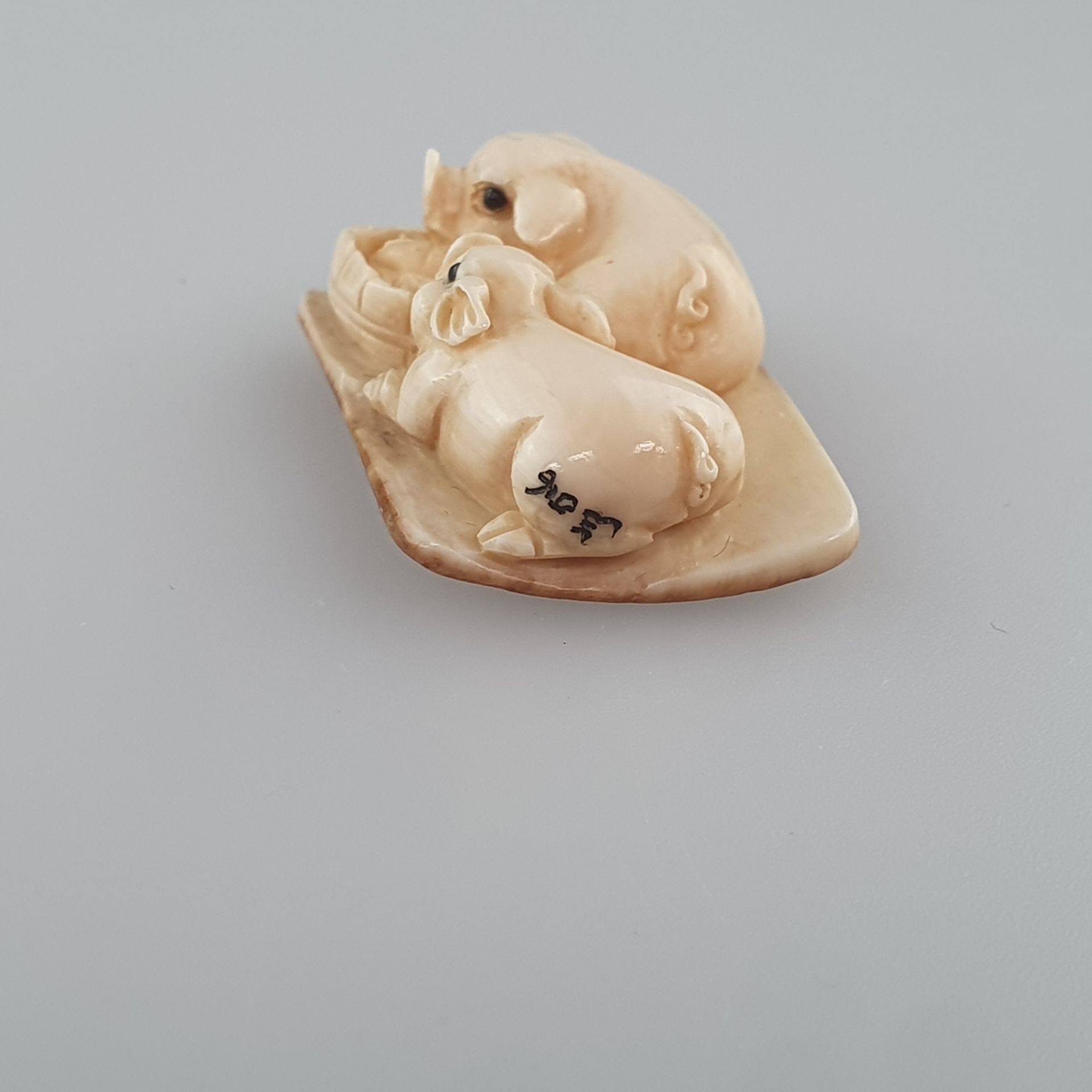 Netsuke - Zwei Schweinchen am Trog, Mammutbein, geschnitzt, dunkel eingelegte Augen, signiert, - Image 5 of 7