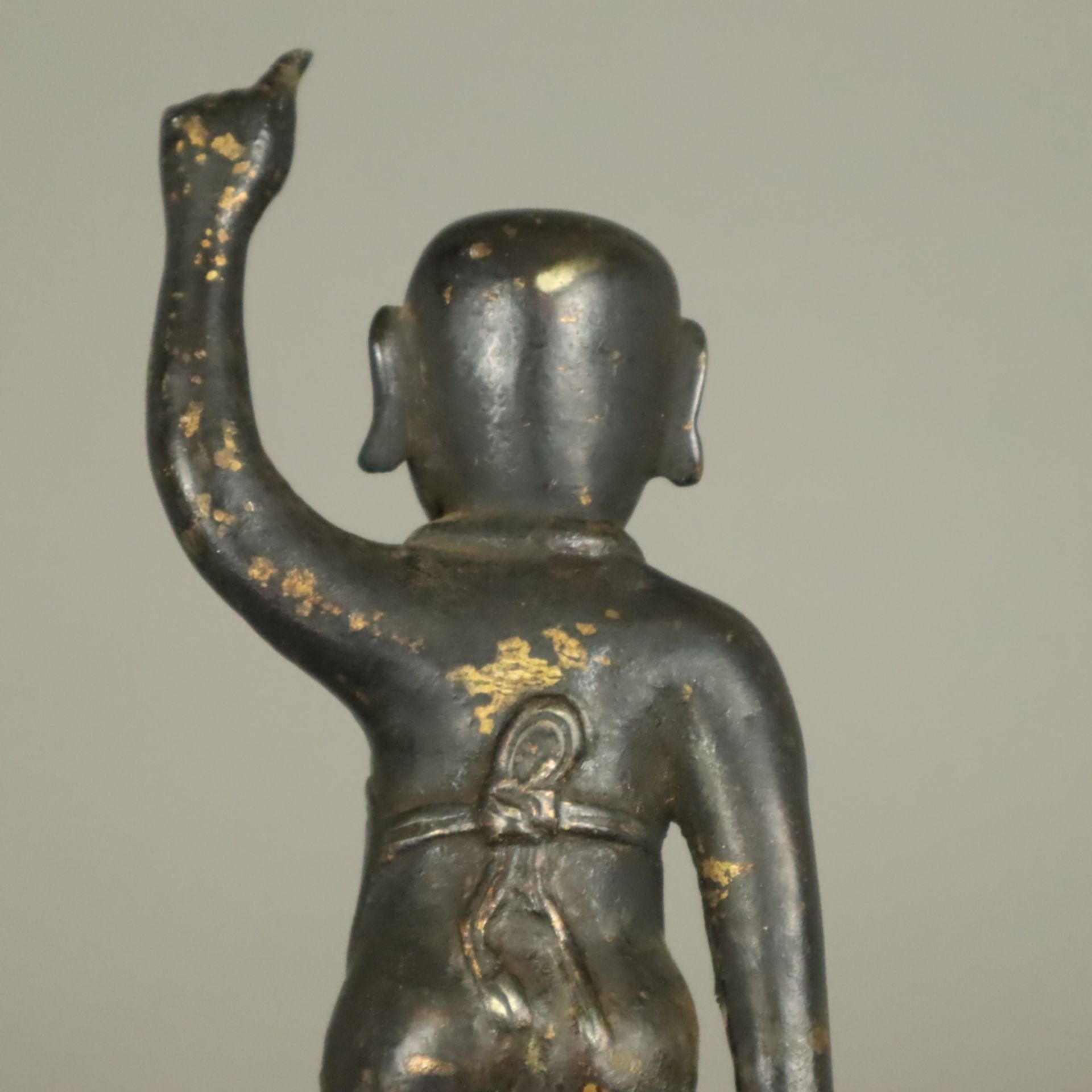 Buddha Shakyamuni als Kind / Baby Buddha - China, Qing-Dynastie, Kangxi-Periode nach 1700, Bronzefi - Image 10 of 11