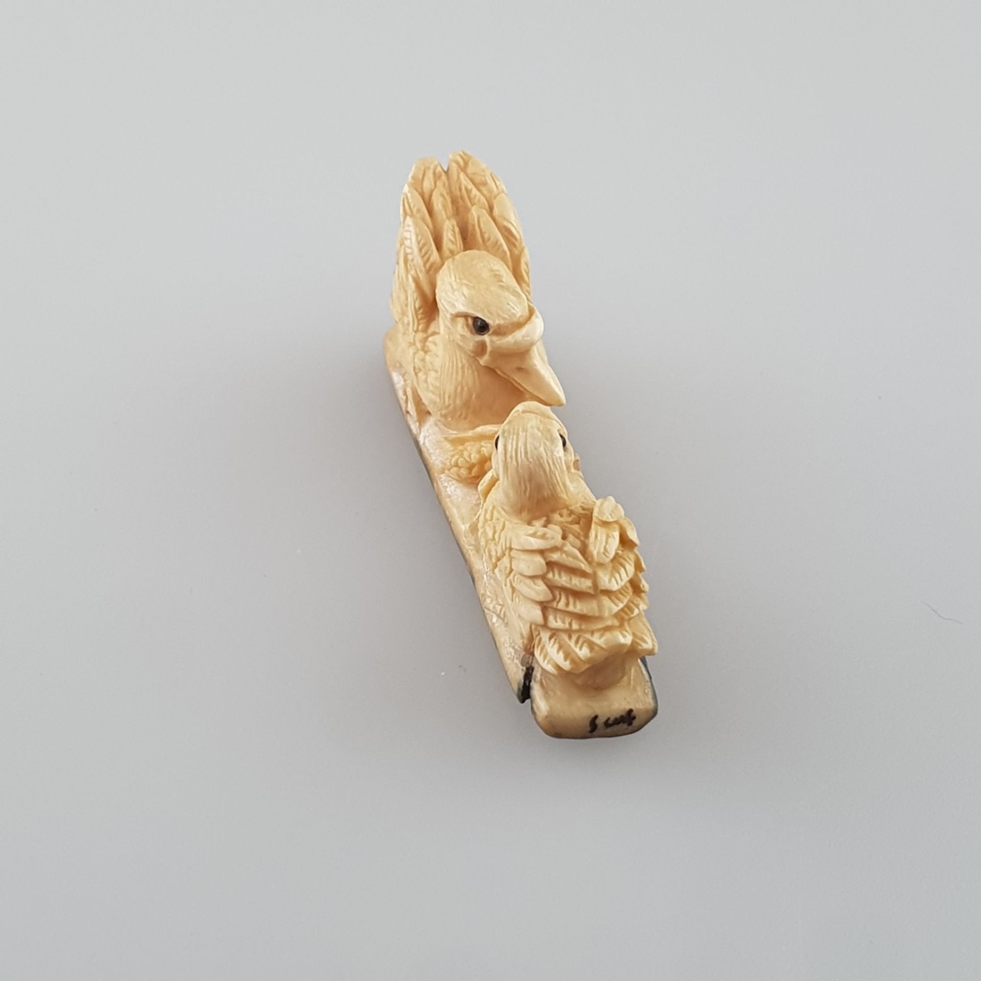 Netsuke - Mammutbein, vollrund geschnitzt, dunkel eingelegte Augen, Vogelpaar, signiert, Himot - Image 3 of 7