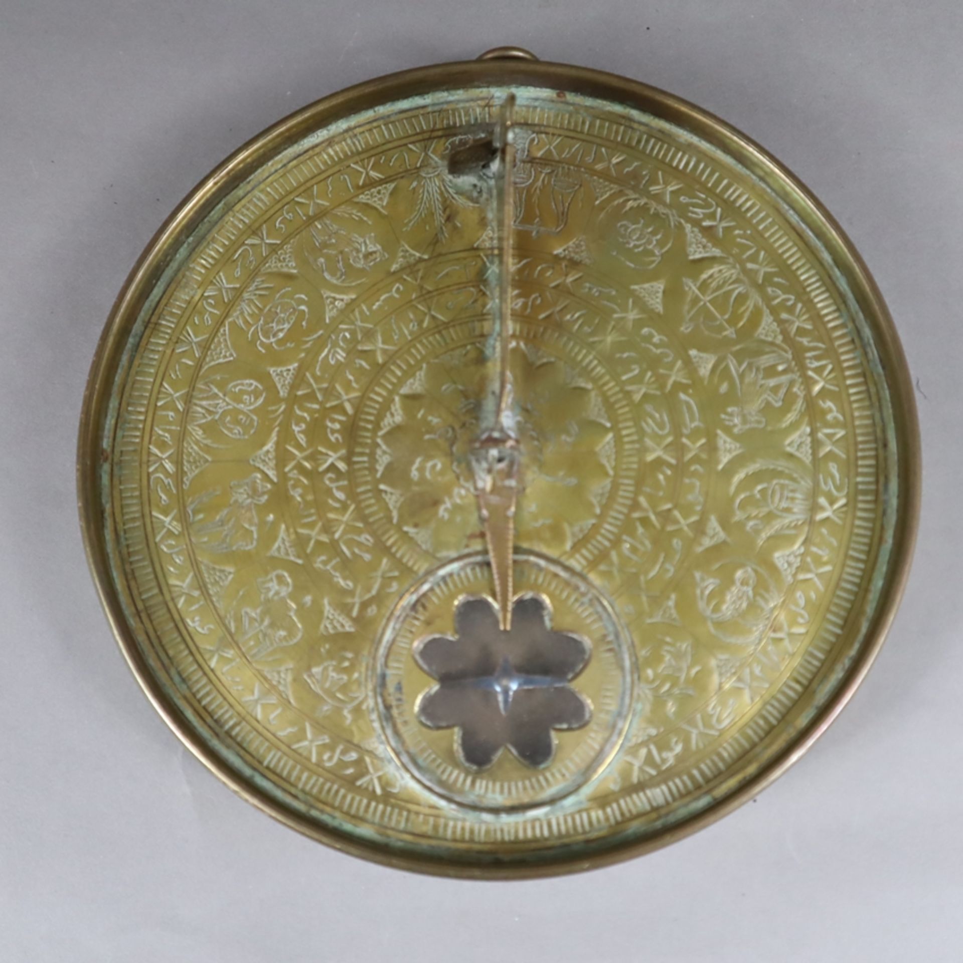 Qibla-Zeiger- wohl Persien 19.Jh., Messing, runde, leicht vertiefte Form, graviert, unter anderem m