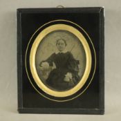 Alte Portraitfotografie - 2. Hälfte 19. Jahrhunderts, Portrait einer am Tisch sitzenden Dame im sch
