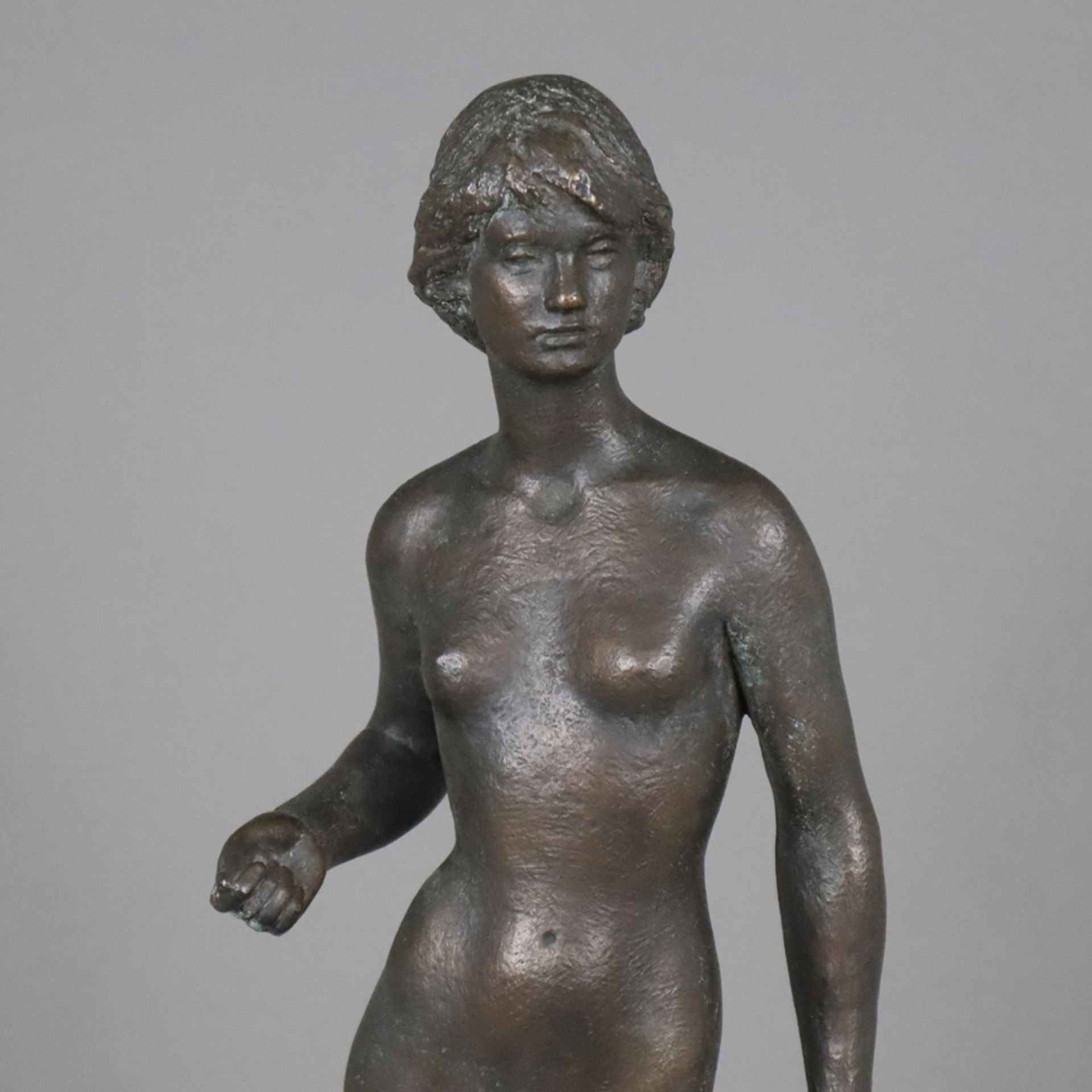 Faltermeier, Heinrich (1909 München -1999 Piesenkam) - "Junges Mädchen", 1990, Bronze, braun patini - Image 2 of 11