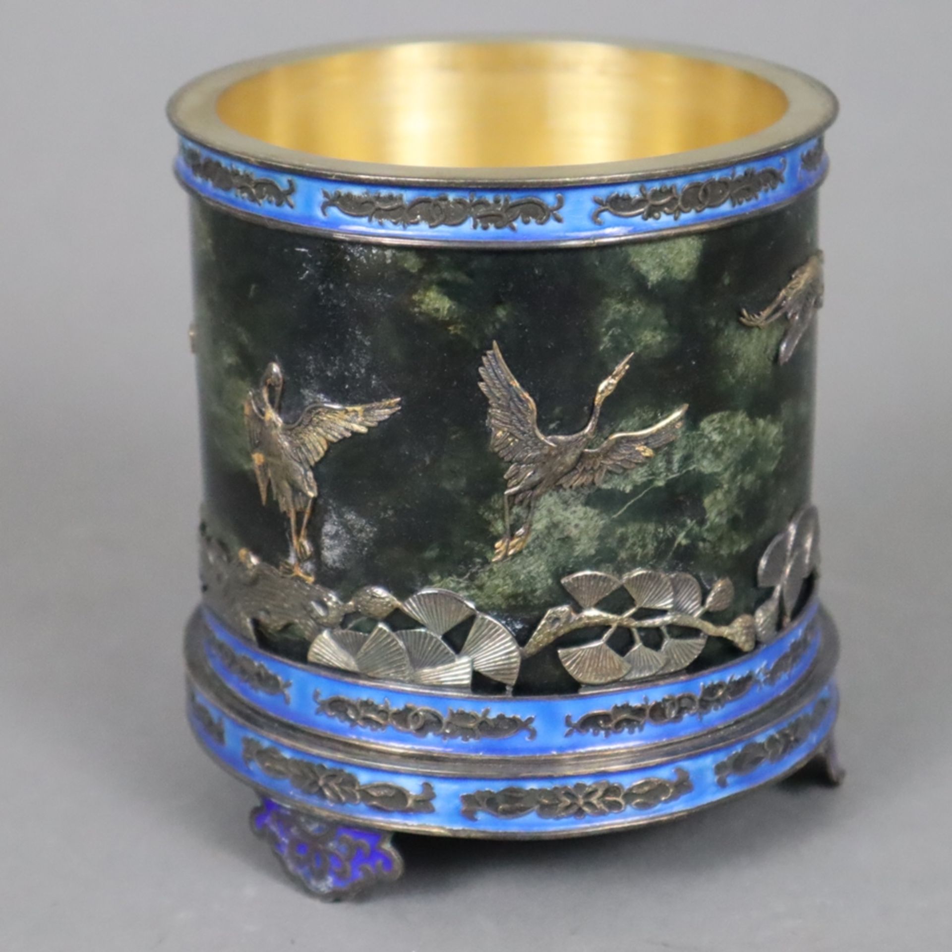 Deckeldose - China 20.Jh., Silber/Jade/Email, auf drei Füßen Zylinderform mit Stülpdeckel, Wandung - Image 7 of 11