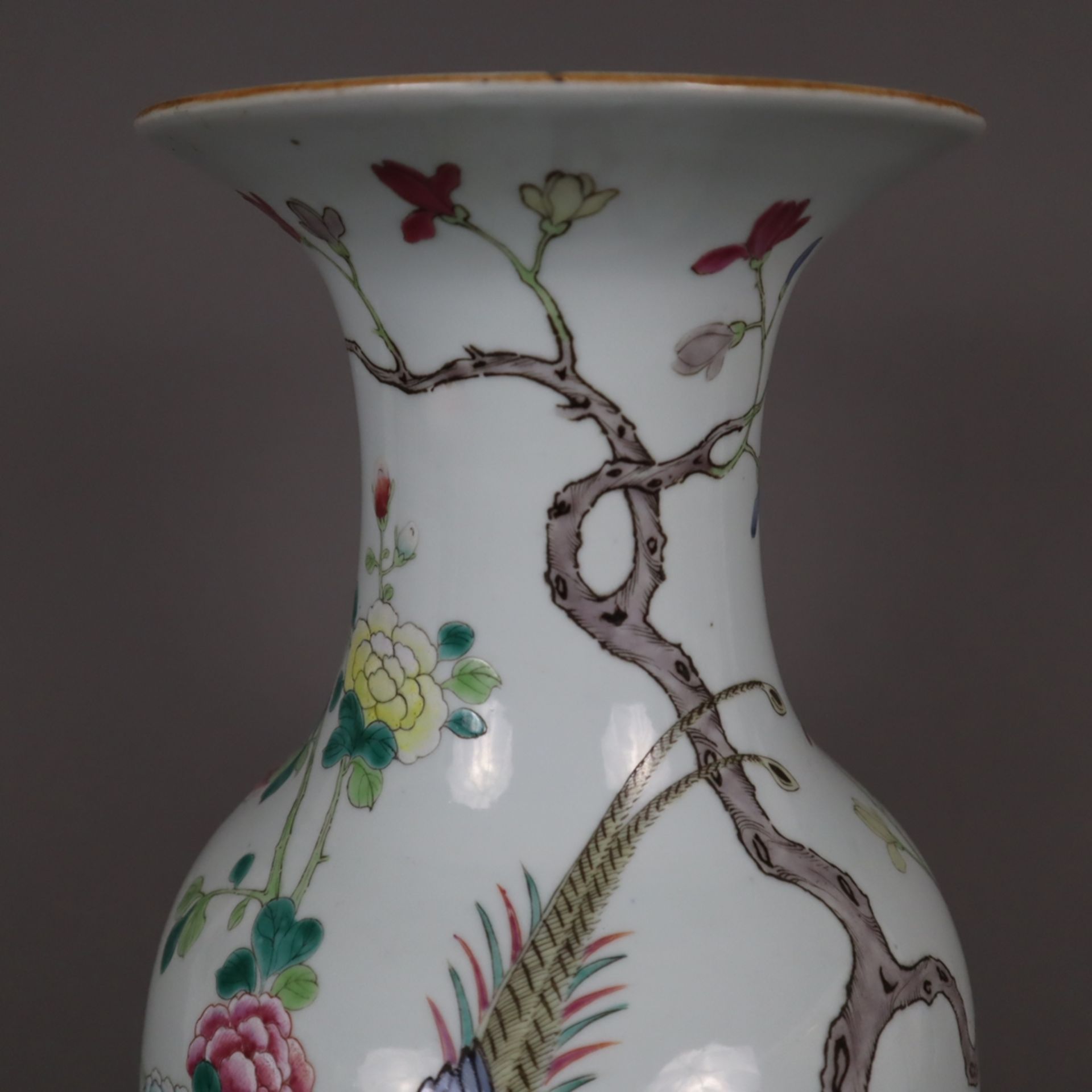 Große Balustervase - Porzellan, China, ausgehende Qing-Dynastie, Ende 19.Jh., auf der leicht gebauc - Image 2 of 10