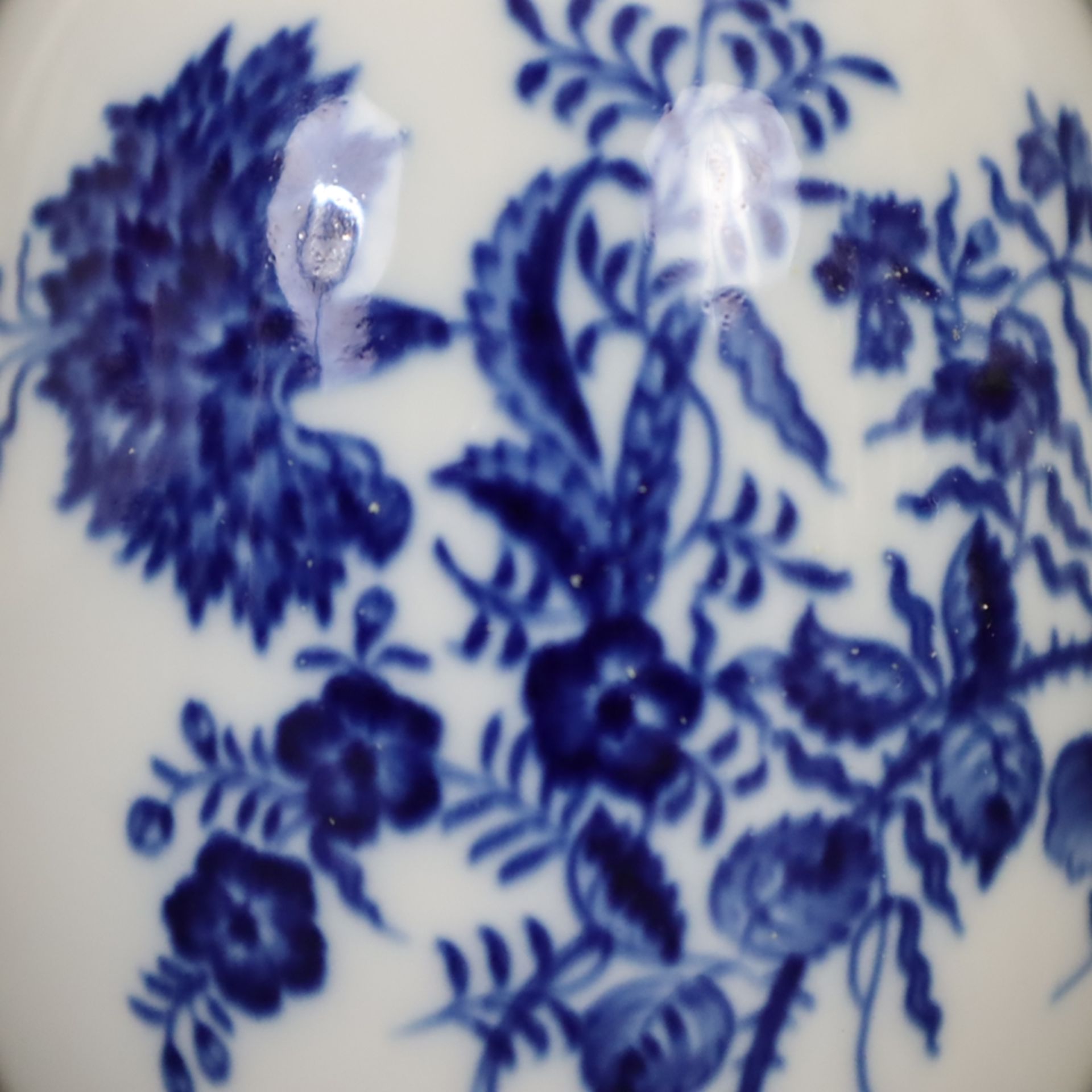 Paar Vasen - Meissen, 20.Jh., Form "Neuer Ausschnitt", Porzellan, unterglasurblauer Blumendekor, Ra - Bild 4 aus 7