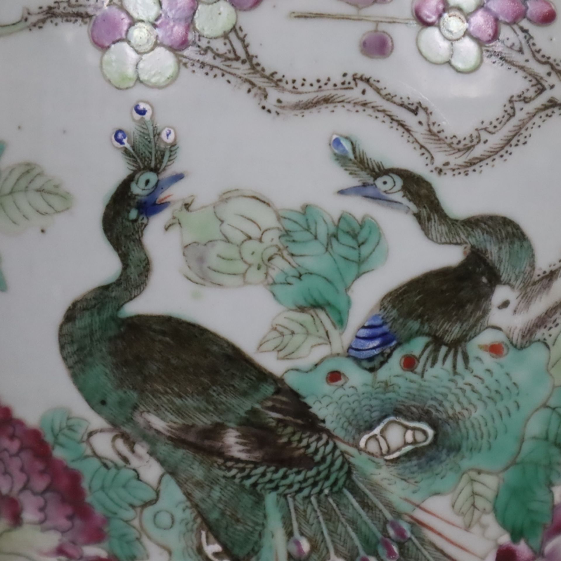 Famille-rose Porzellanvase - China, ausgehende Qing-Dynastie, Ende 19.Jh., Balusterform, seitlich H - Image 8 of 15