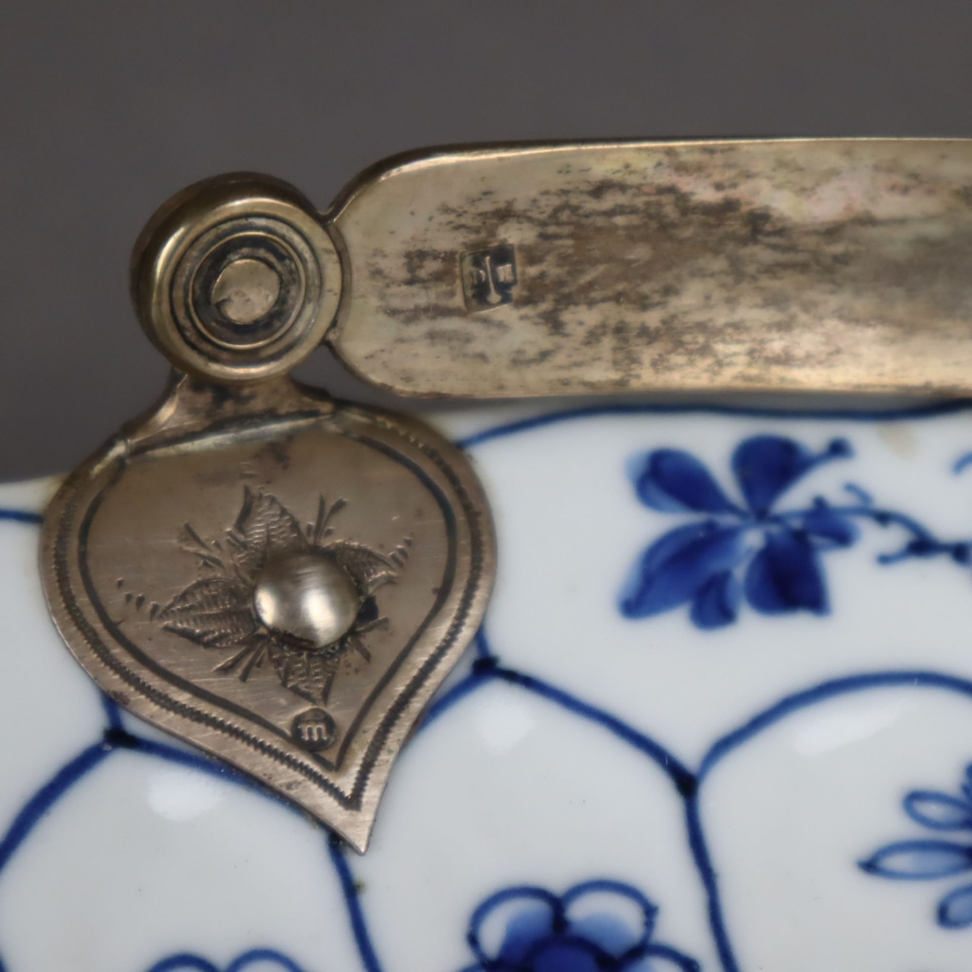 Blau-weißer Teller mit Silbermontur - China, späte Qing-Dynastie, Porzellan, dekoriert in Unterglas - Image 10 of 12