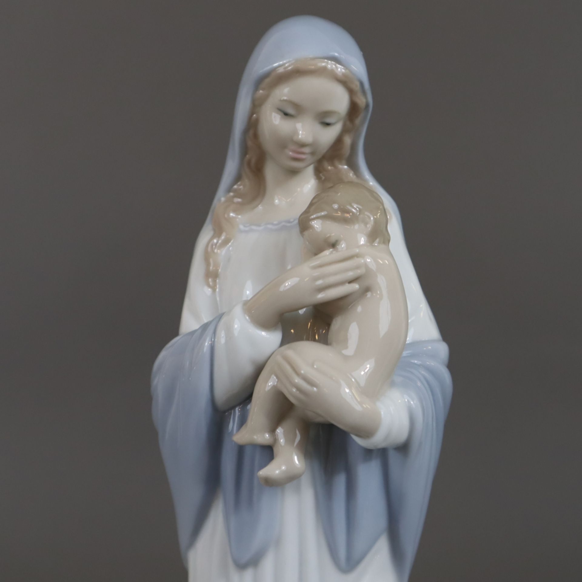 Porzellanfigur "Madonna der Blumen" - Lladro, Spanien, Modellnr. 8322, Entwurf von Jose Javier Mala - Bild 3 aus 10