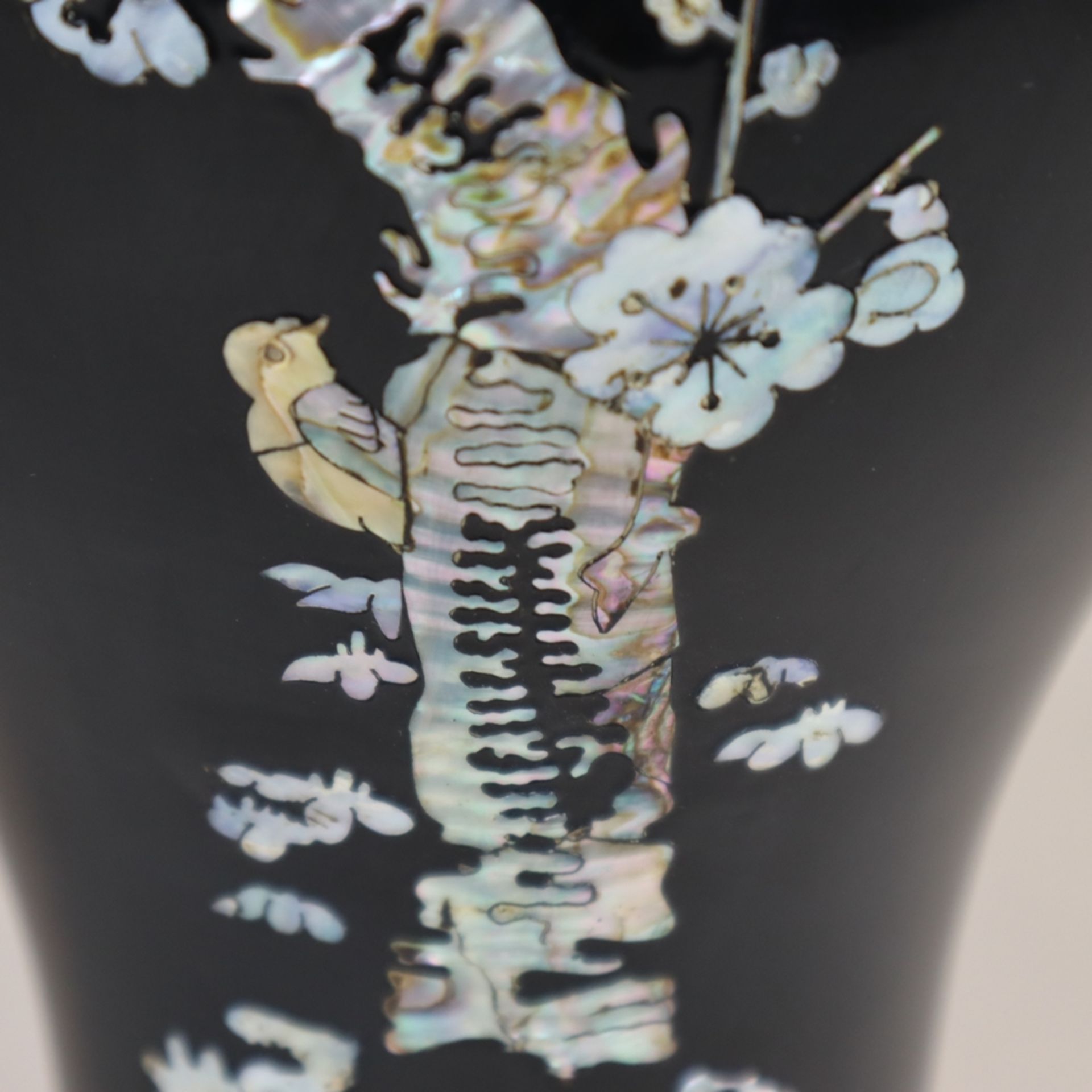 Vase mit Perlmuttintarsien- Meipingform mit langem Hals und ausschwingendem Mündungsrand. Messing s - Image 6 of 7