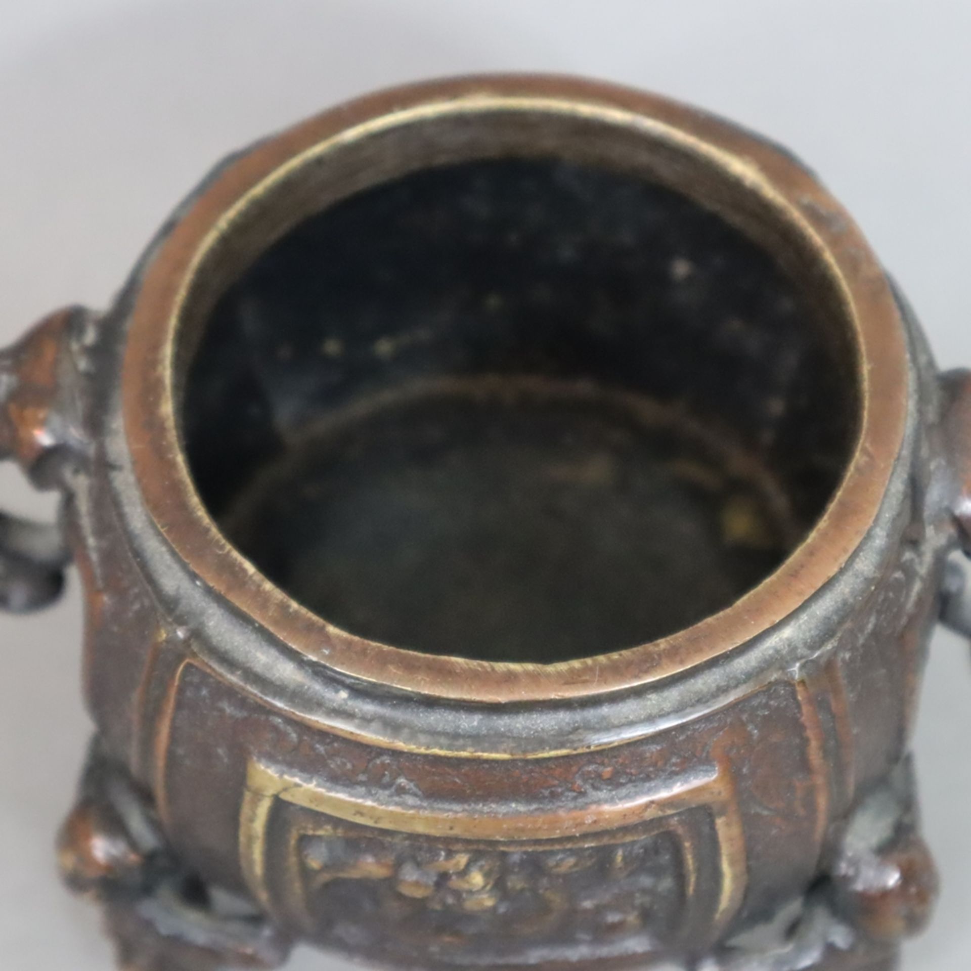 Kleines Räuchergefäß - China, Bronzelegierung/Kupfer, von drei Knaben getragener bauchiger Korpus m - Image 3 of 7