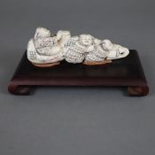Okimono - Elfenbein, fein geschnitzt und farbig graviert, fest auf lackiertem Holzsockel, H./L.ca. 