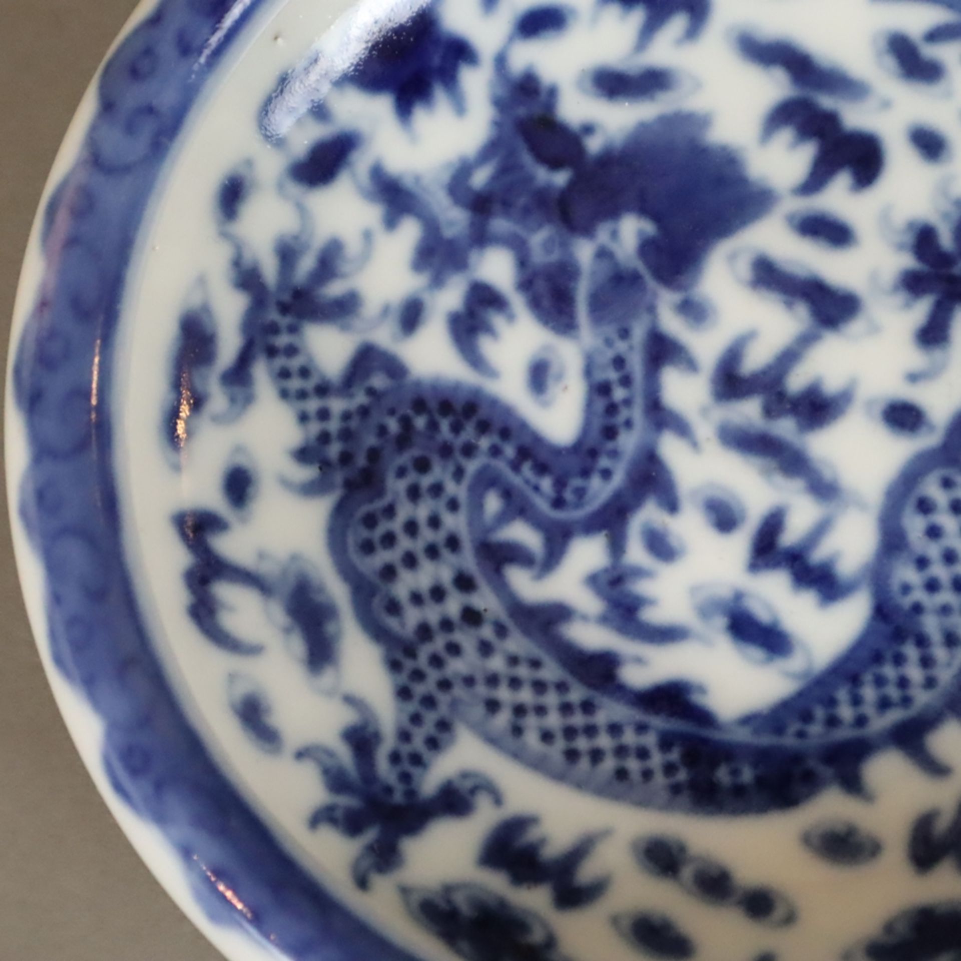 Pinsel-Waschschale mit Drachendekor - China 20. Jh., rundes Porzellanschälchen mit Drachenmotiv in - Image 3 of 6