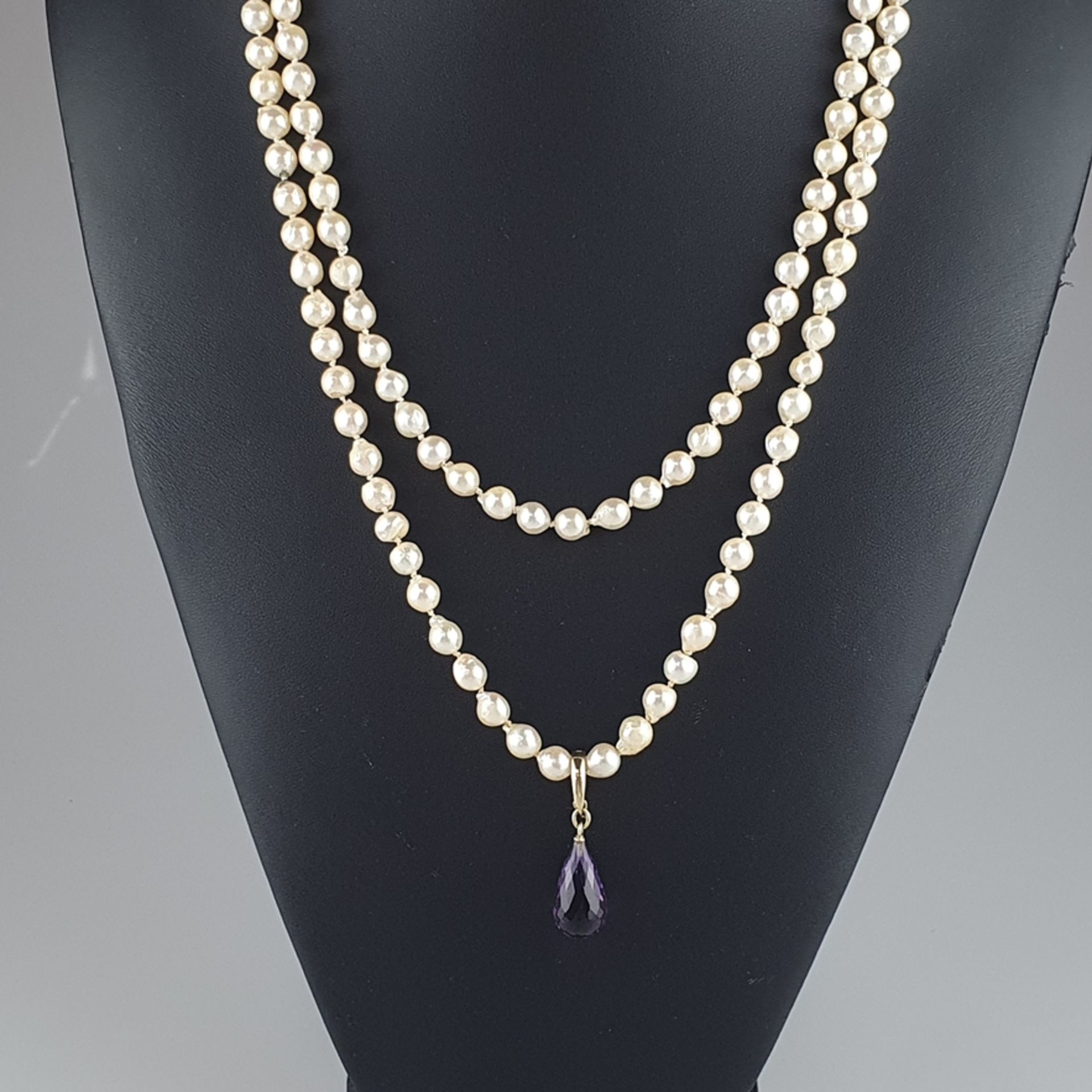 Lange Perlenkette mit Amethyst-Clip - barocke weiße Zuchtperlen von ca. 5-7 mm- Länge, in Einzelkno