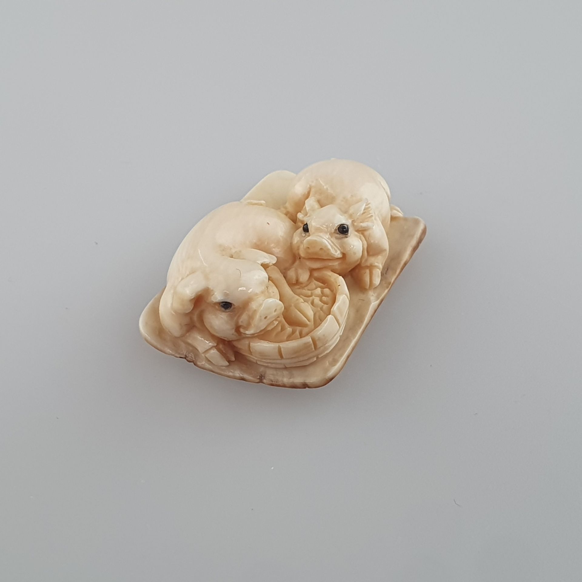 Netsuke - Zwei Schweinchen am Trog, Mammutbein, geschnitzt, dunkel eingelegte Augen, signiert, - Image 2 of 7