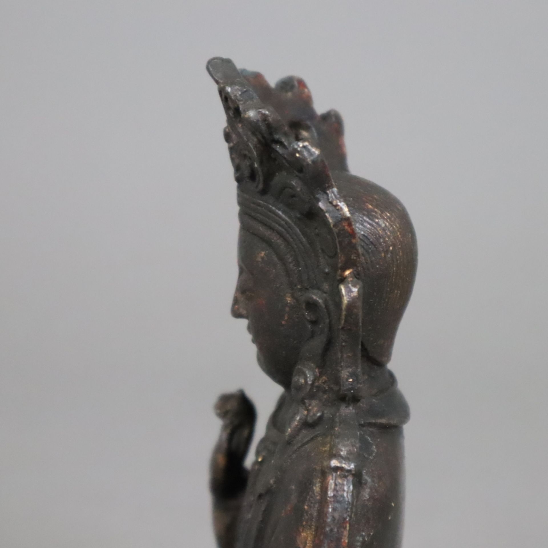 Guanyin-Figur im Ming-Stil - China, Kupferlegierung, Guanyin in padmasana sitzend, die Rechte vor d - Image 5 of 7