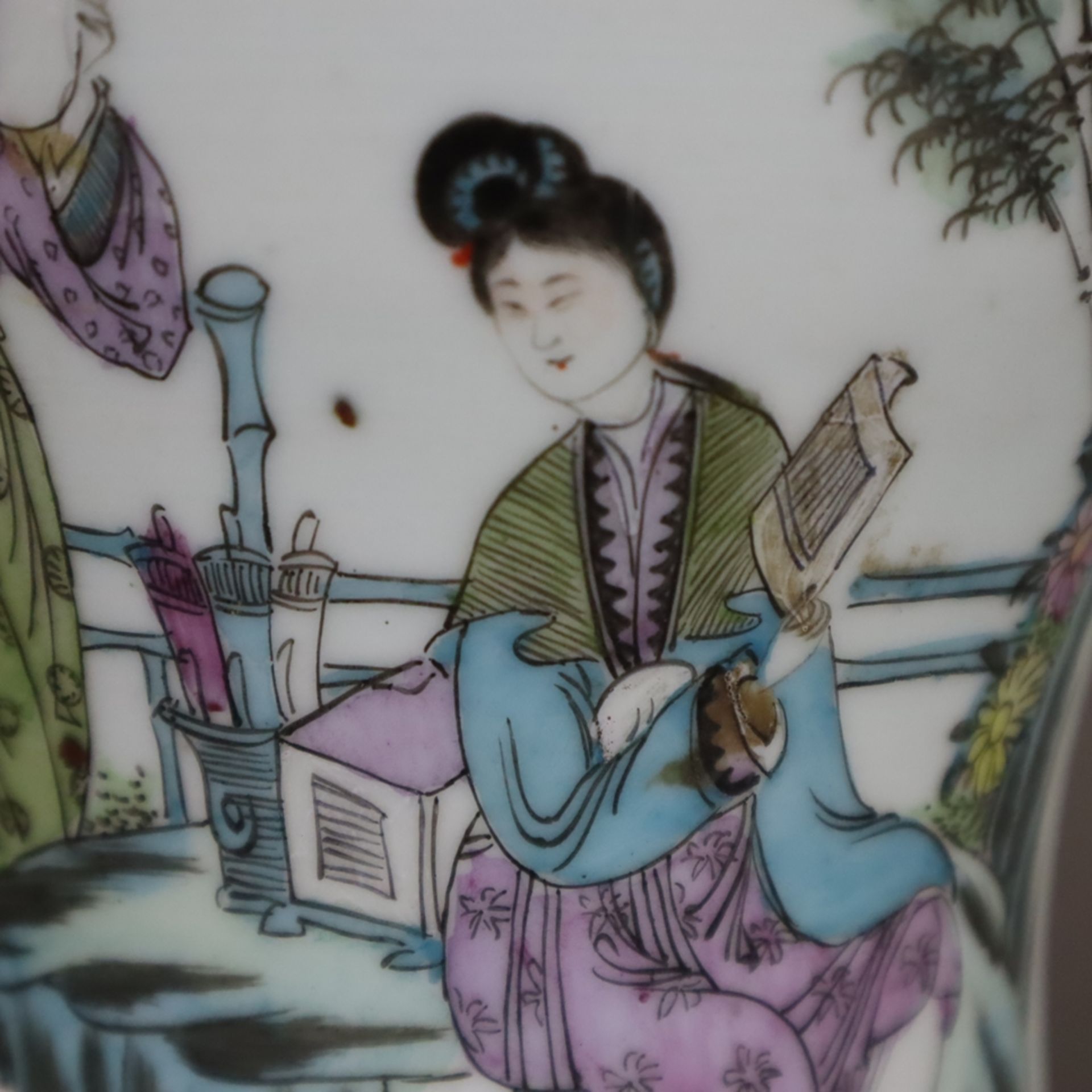 Yan Yan-Vase - China, nach 1900, auf der Wandung blühende Gartenlandschaft mit musizierendem Dament - Image 8 of 11