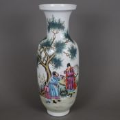 Balustervase - China, Porzellan mit aufwändigem Landschaftsdekor mit figürlicher Darstellung in pol