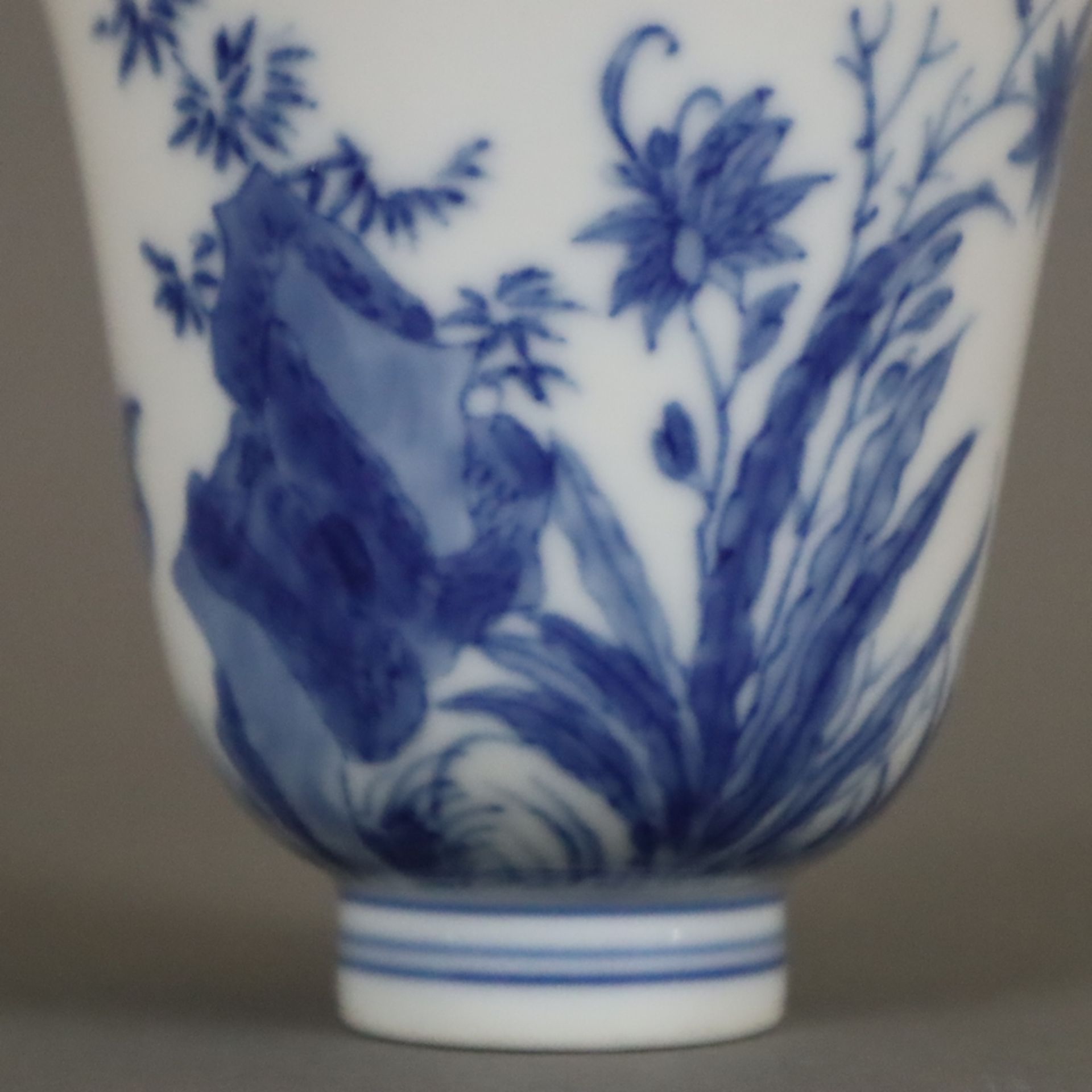 Blau-weißer Porzellanbecher - China, frühes 20.Jh., glockenförmige Kuppa auf schmalem Standring, um - Image 3 of 6
