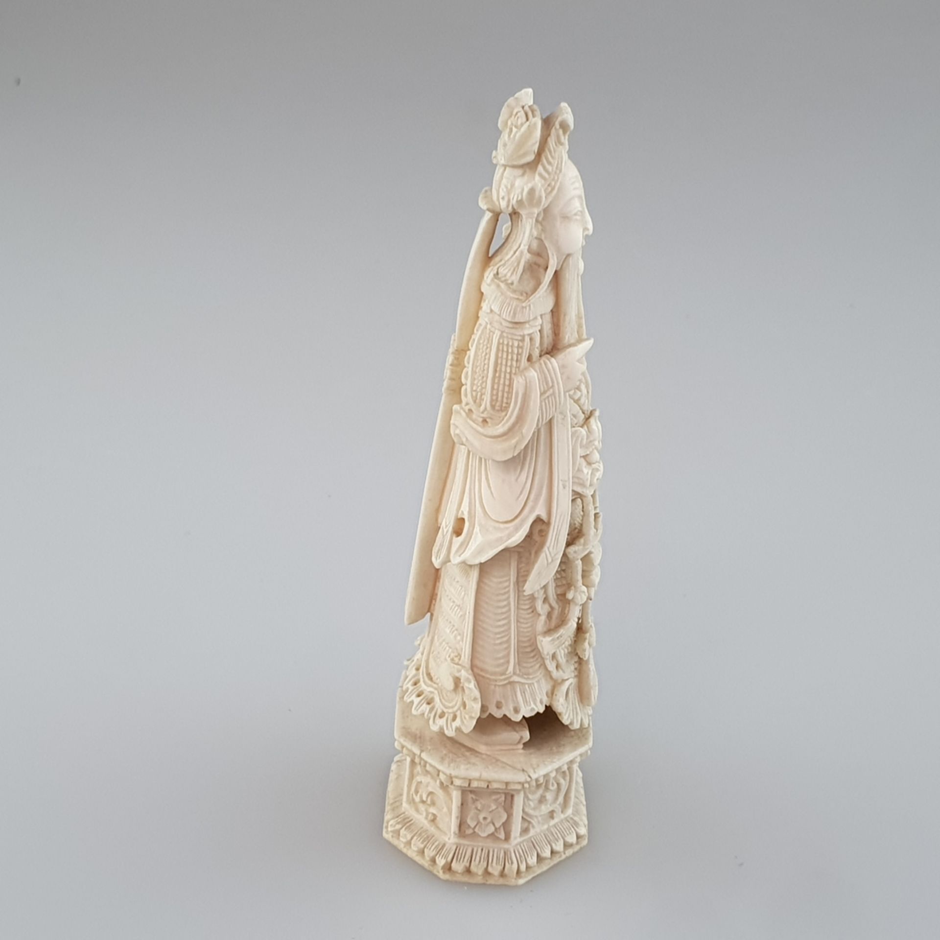 Schachfigur - König, Elfenbein, überaus kunstvoll geschnitzt und graviert, H.ca.11,5 cm, China, aus - Bild 4 aus 7