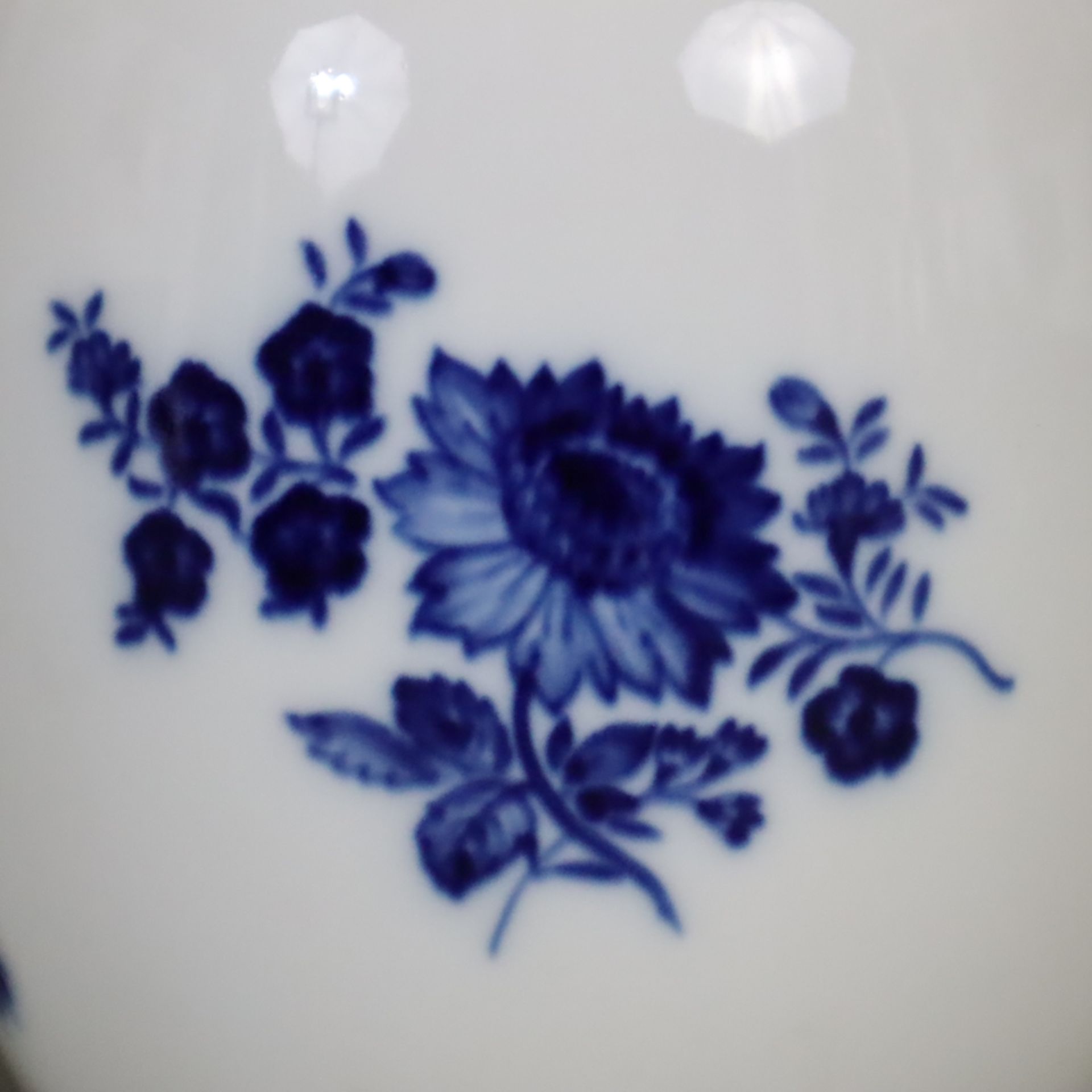 Paar Vasen - Meissen, 20.Jh., Form "Neuer Ausschnitt", Porzellan, unterglasurblauer Blumendekor, Ra - Image 5 of 7