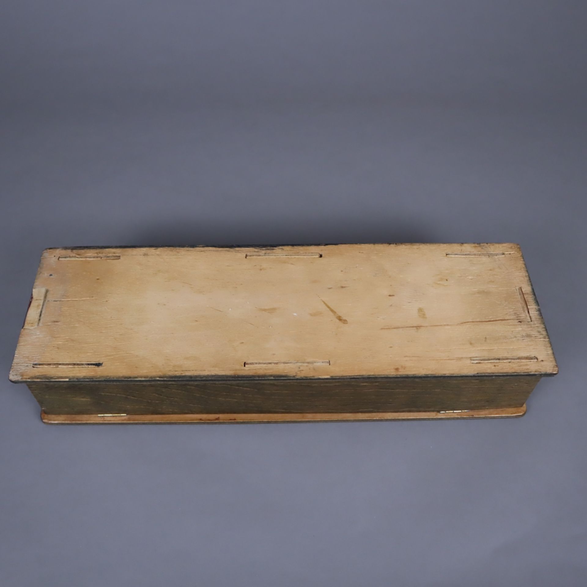 Handschuhschatulle - Holz, rechteckige Form, auf dem Scharnierdeckel Auflagendekor mit auf einen Sc - Bild 7 aus 7