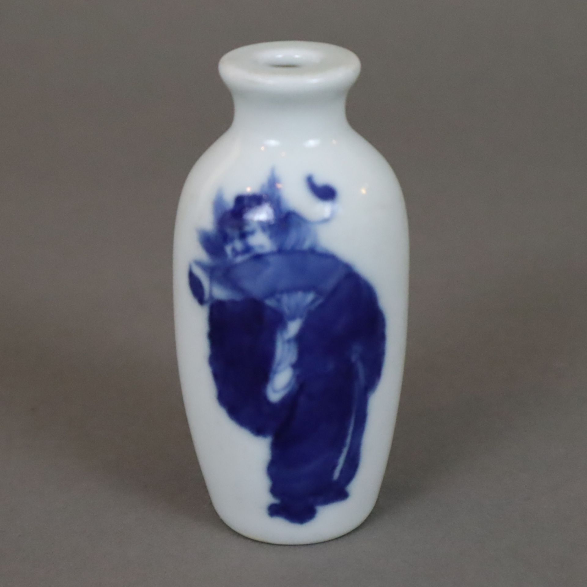 Snuffbottle - Porzellan in Unterglasurblau bemalt mit Dämonen-Bezwinger Zhong Kui, im Boden "Qianlo - Image 3 of 6