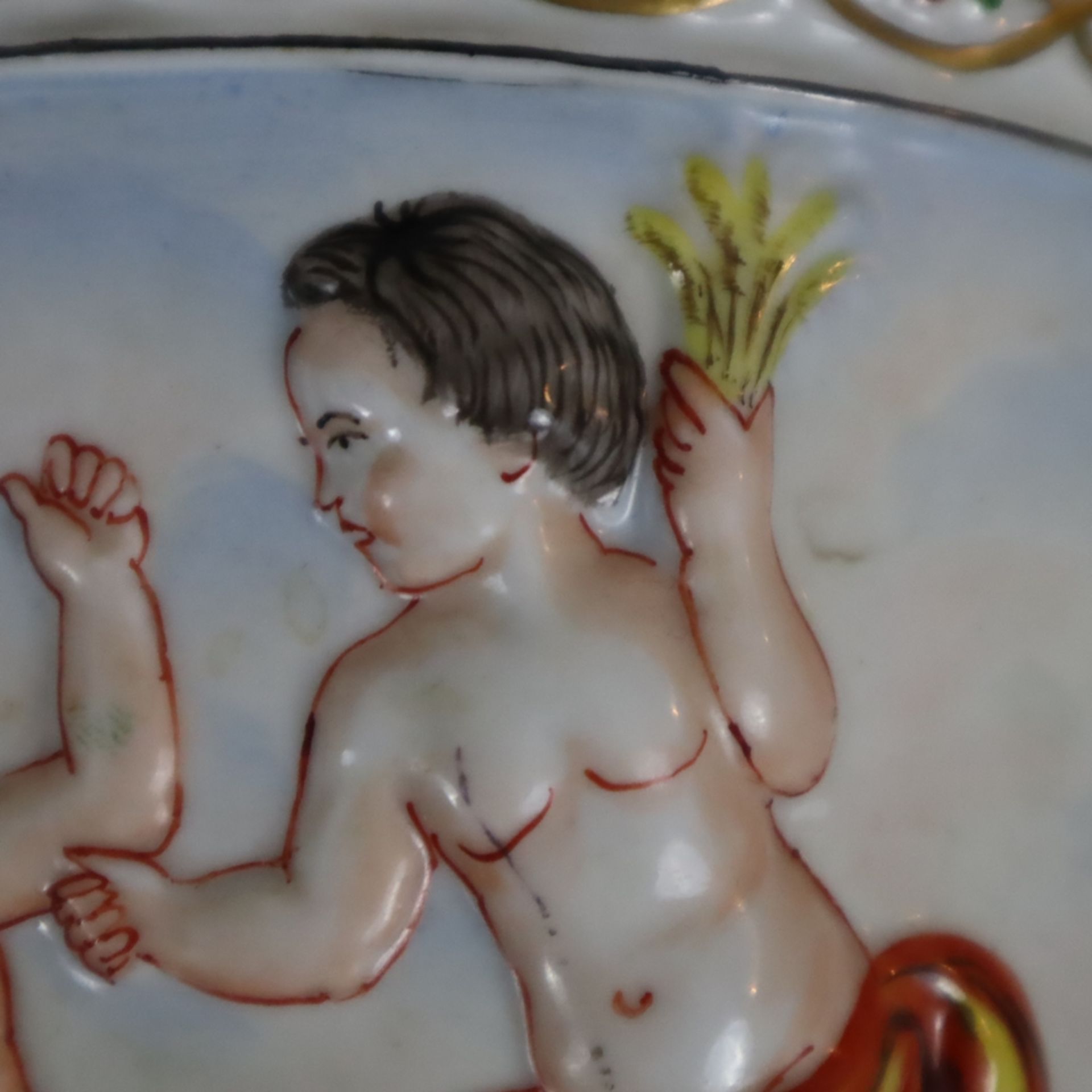 Porzellanvase - ausgestellte Becherform, umlaufend reliefiert mit baumbestandener Landschaft sowie - Image 3 of 9