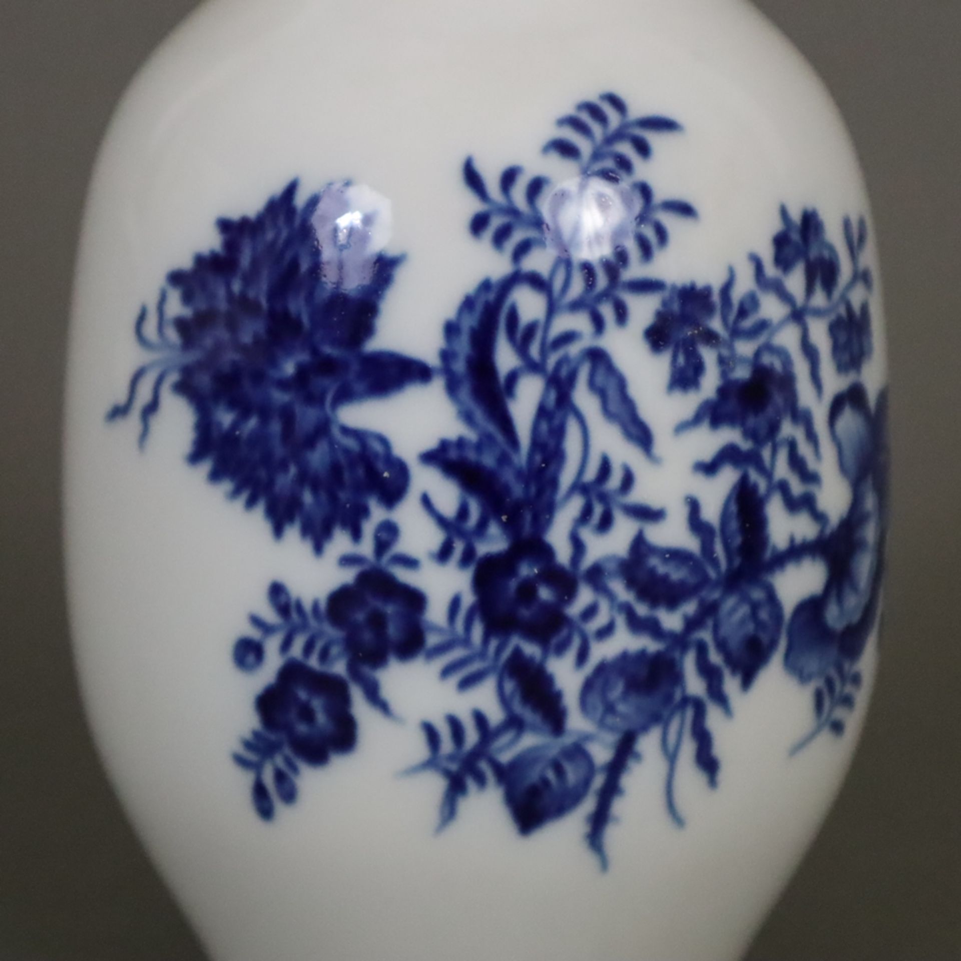 Paar Vasen - Meissen, 20.Jh., Form "Neuer Ausschnitt", Porzellan, unterglasurblauer Blumendekor, Ra - Image 3 of 7