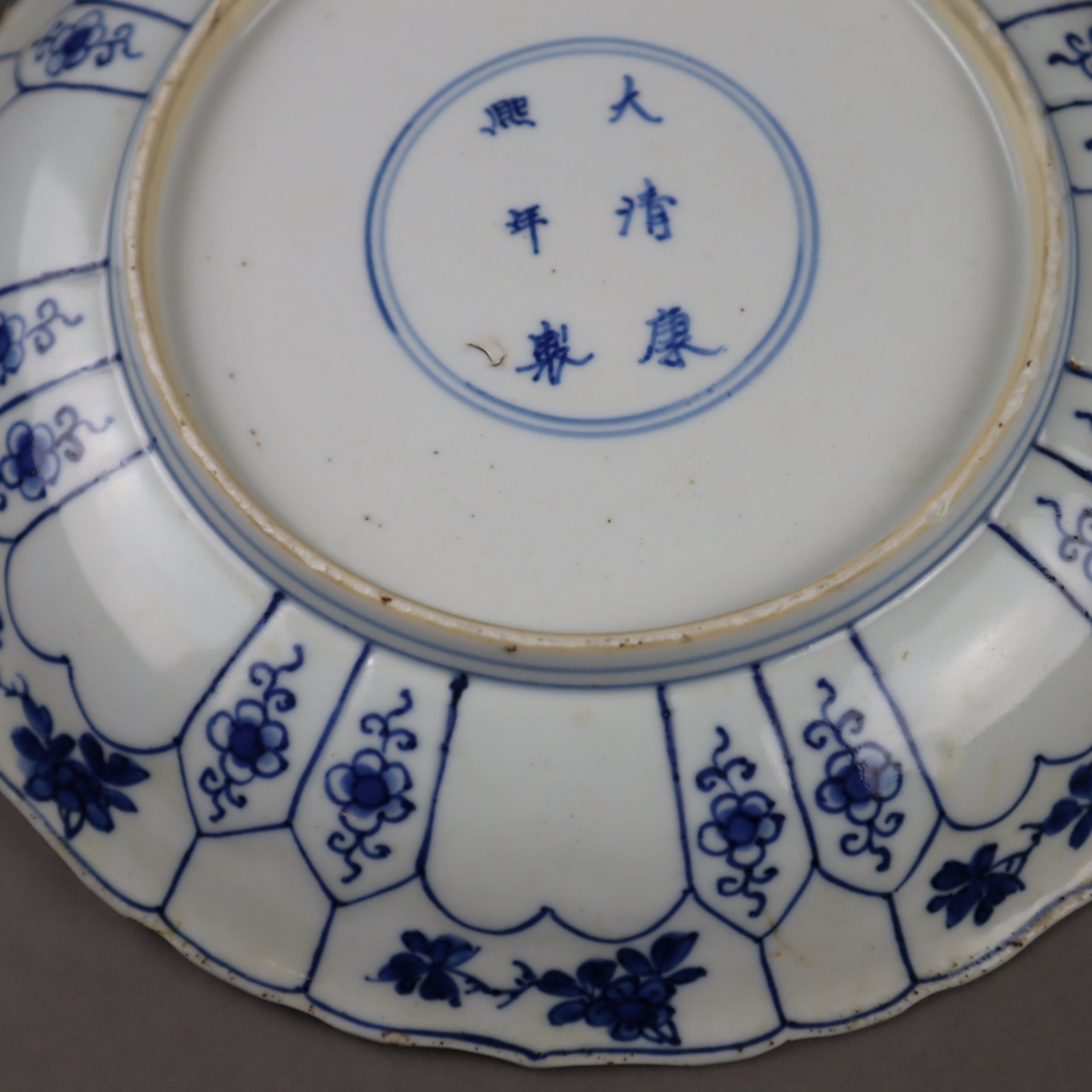 Blau-weißer Teller mit Silbermontur - China, späte Qing-Dynastie, Porzellan, dekoriert in Unterglas - Image 12 of 12