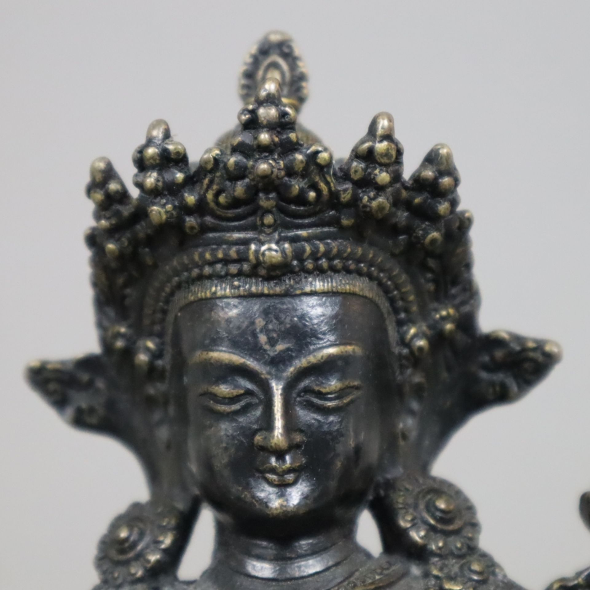 Sitatara/ weiße Tara - sinotibetisch, 20.Jh., Bronzelegierung, patiniert, der friedvolle weibliche - Image 3 of 8