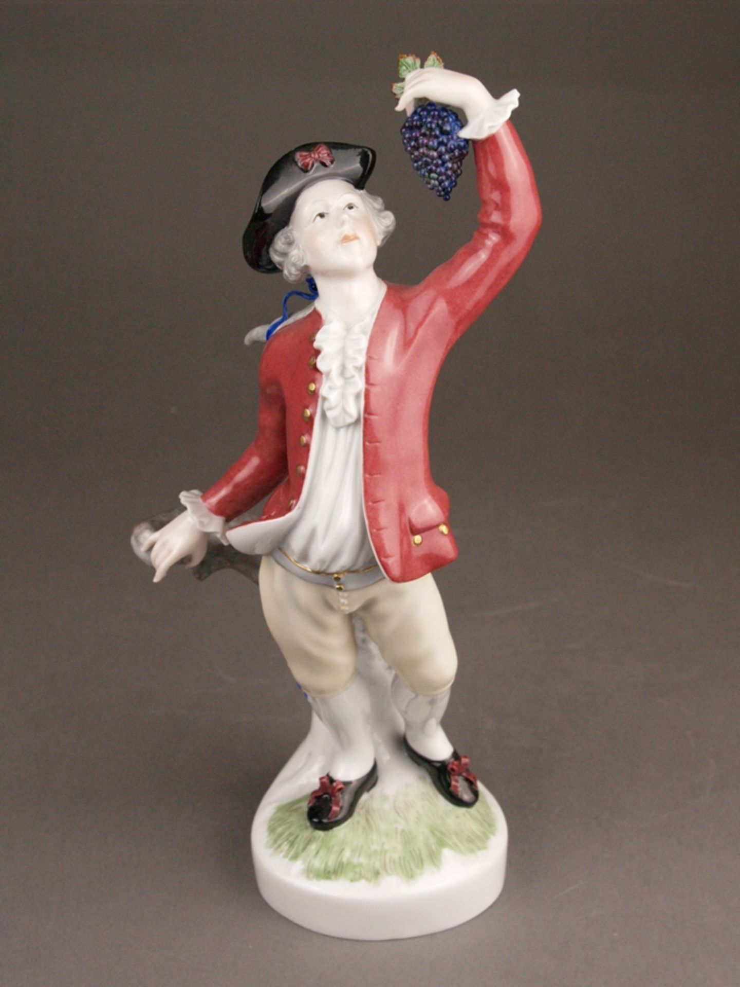 Porzellanfigur "Kavalier mit Traubendolde" - Höchst, auf naturalistischem Stumpfsockel, glasiert, p