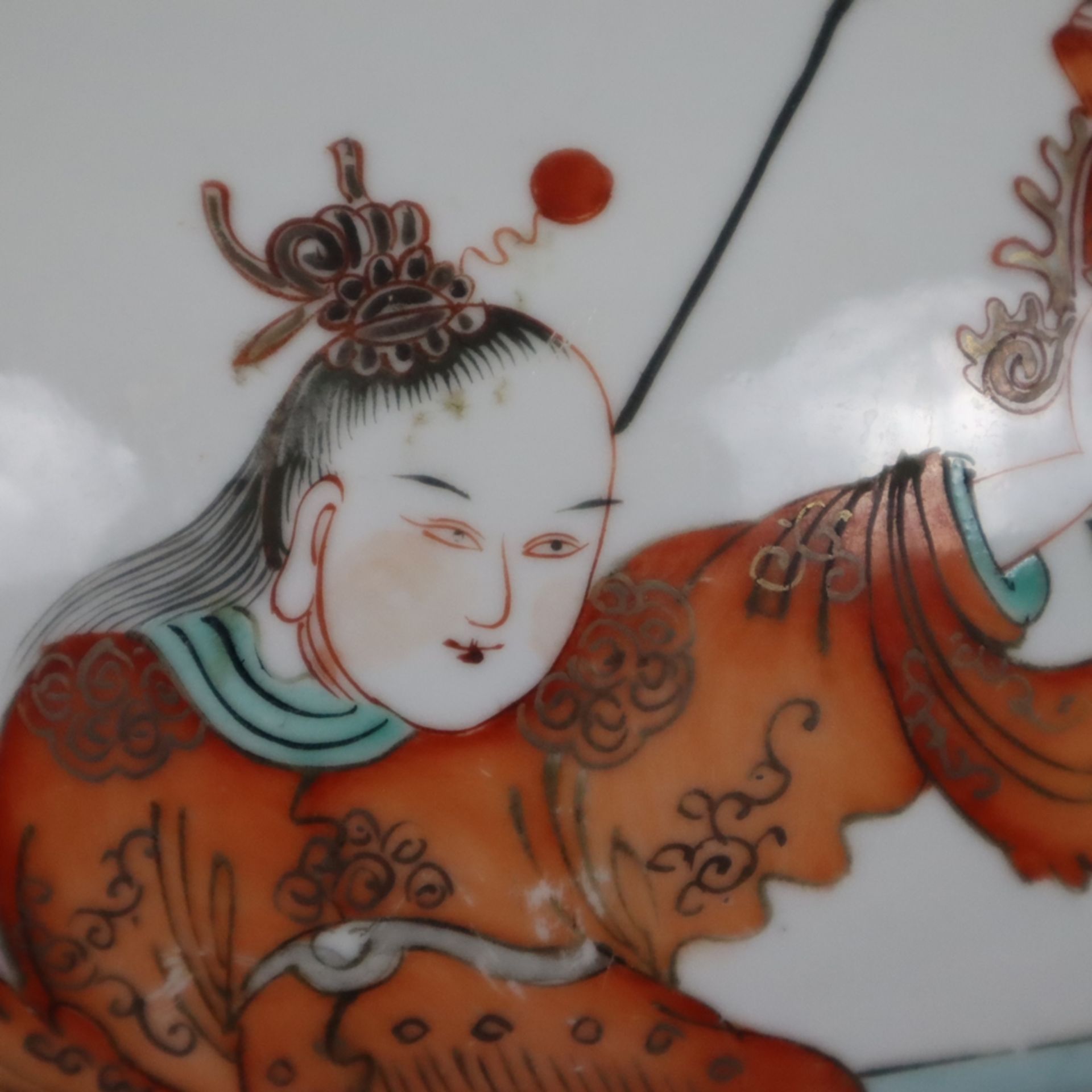 Porzellan-Deckeltopf - China, kugeliger Korpus mit Steckdeckel, auf der Wandung mehrfigurige szenis - Image 9 of 15