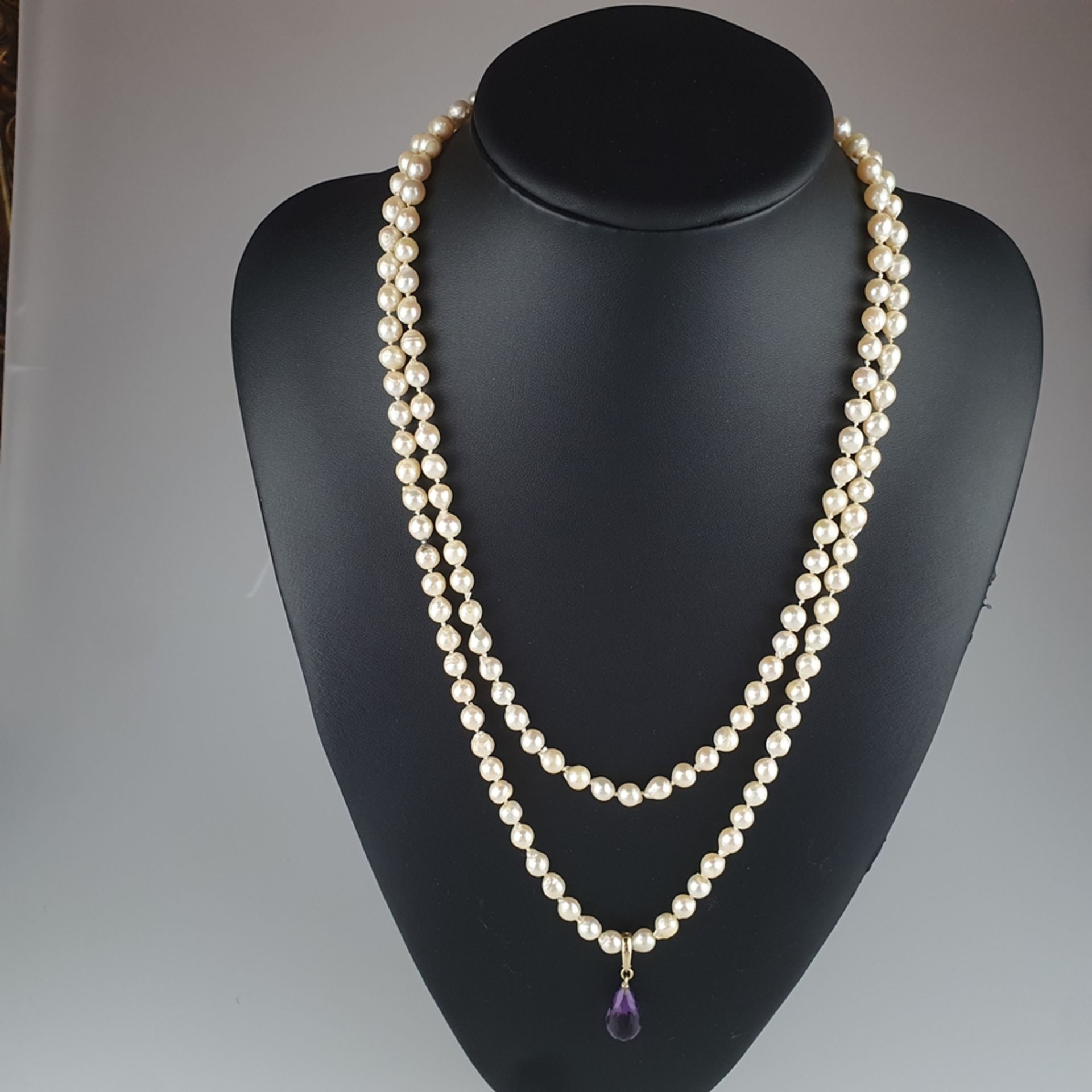 Lange Perlenkette mit Amethyst-Clip - barocke weiße Zuchtperlen von ca. 5-7 mm- Länge, in Einzelkno - Image 2 of 3