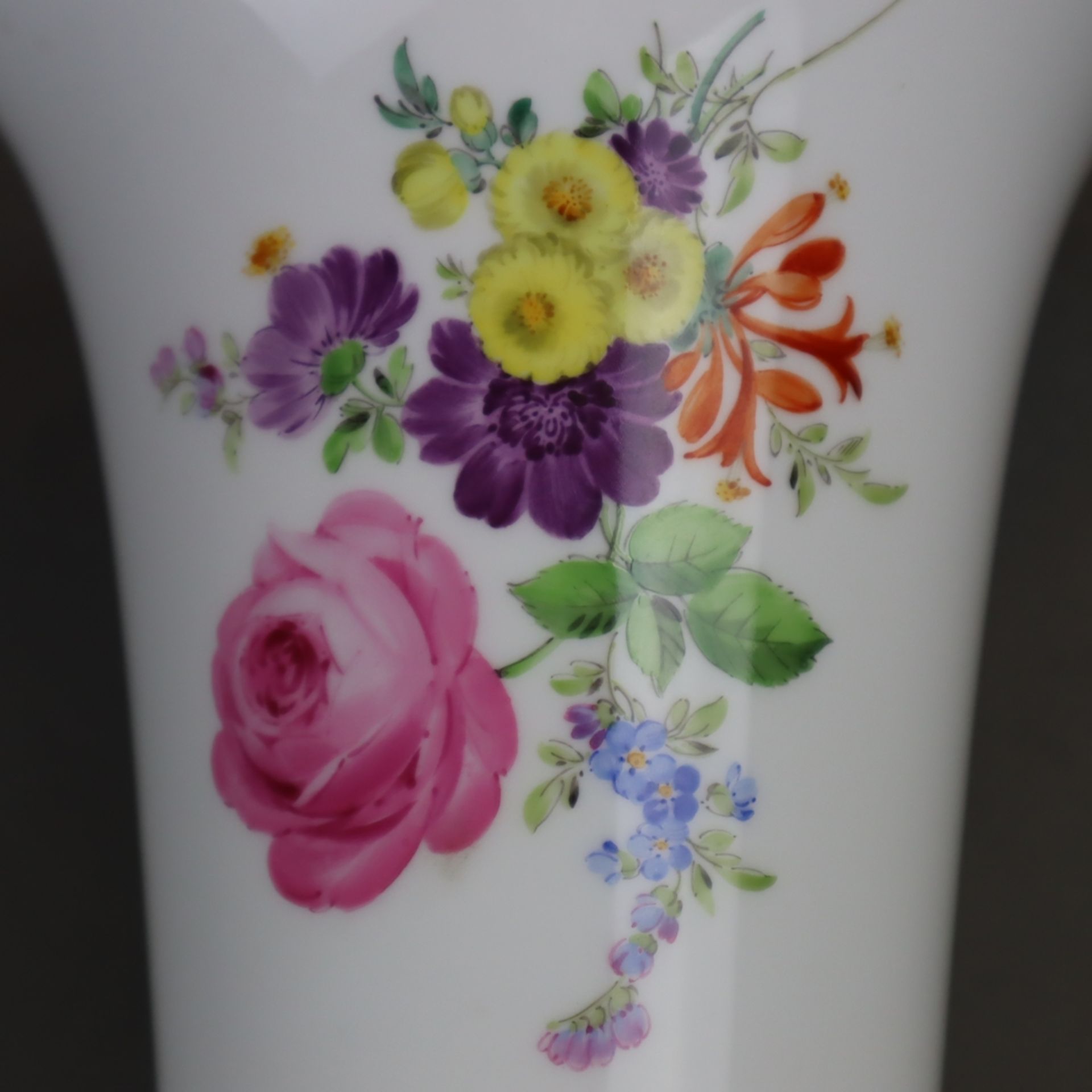 Trichtervase Meissen - unterglasurblaue Schwertermarke, polychrome Blumenbouquetmalerei, Goldränder - Image 3 of 5