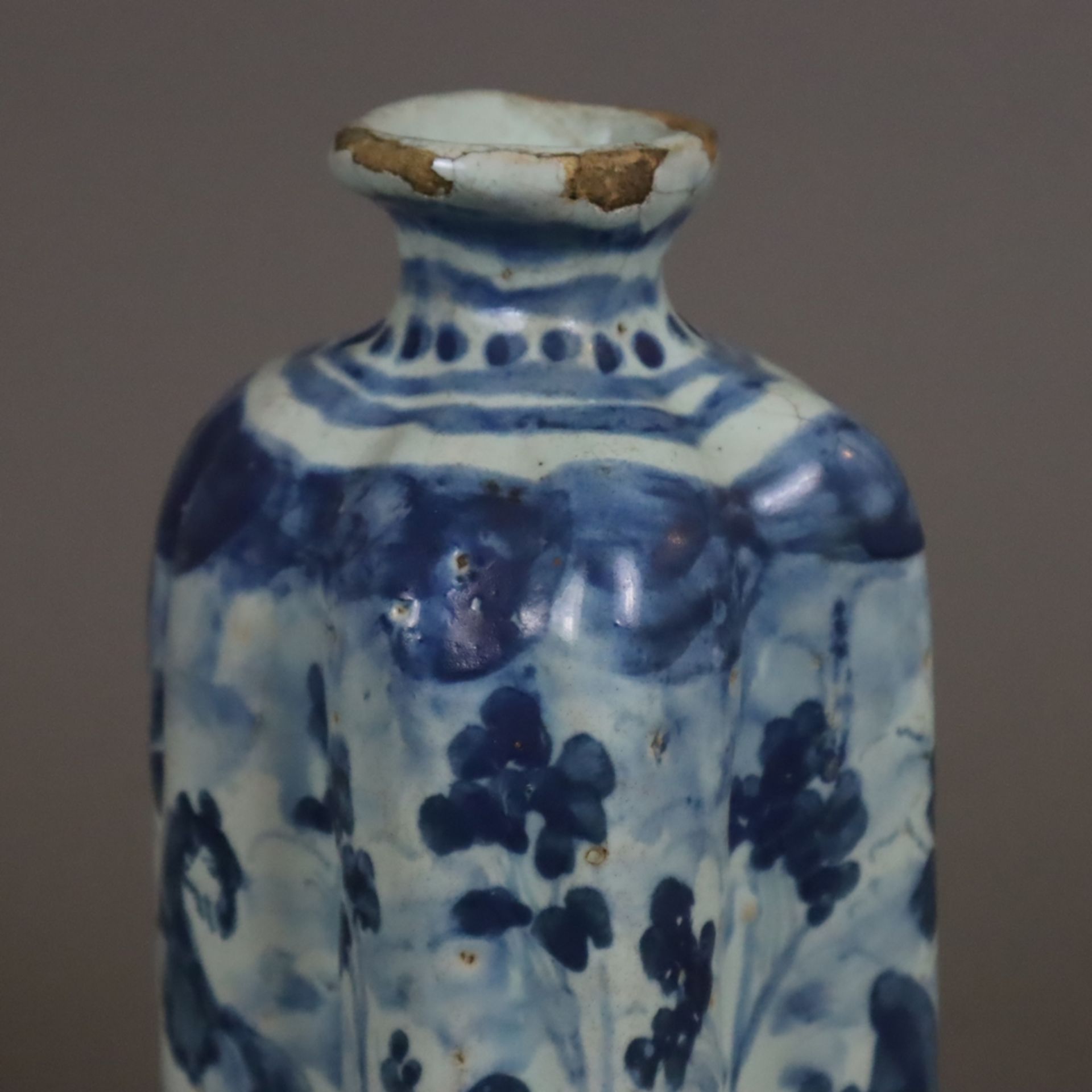 Flasche - Fayence, wohl 18. Jh., kleisterblaue Glasur, Blaudekor mit Tiermotiven, mehrpassige Wandu - Image 6 of 12