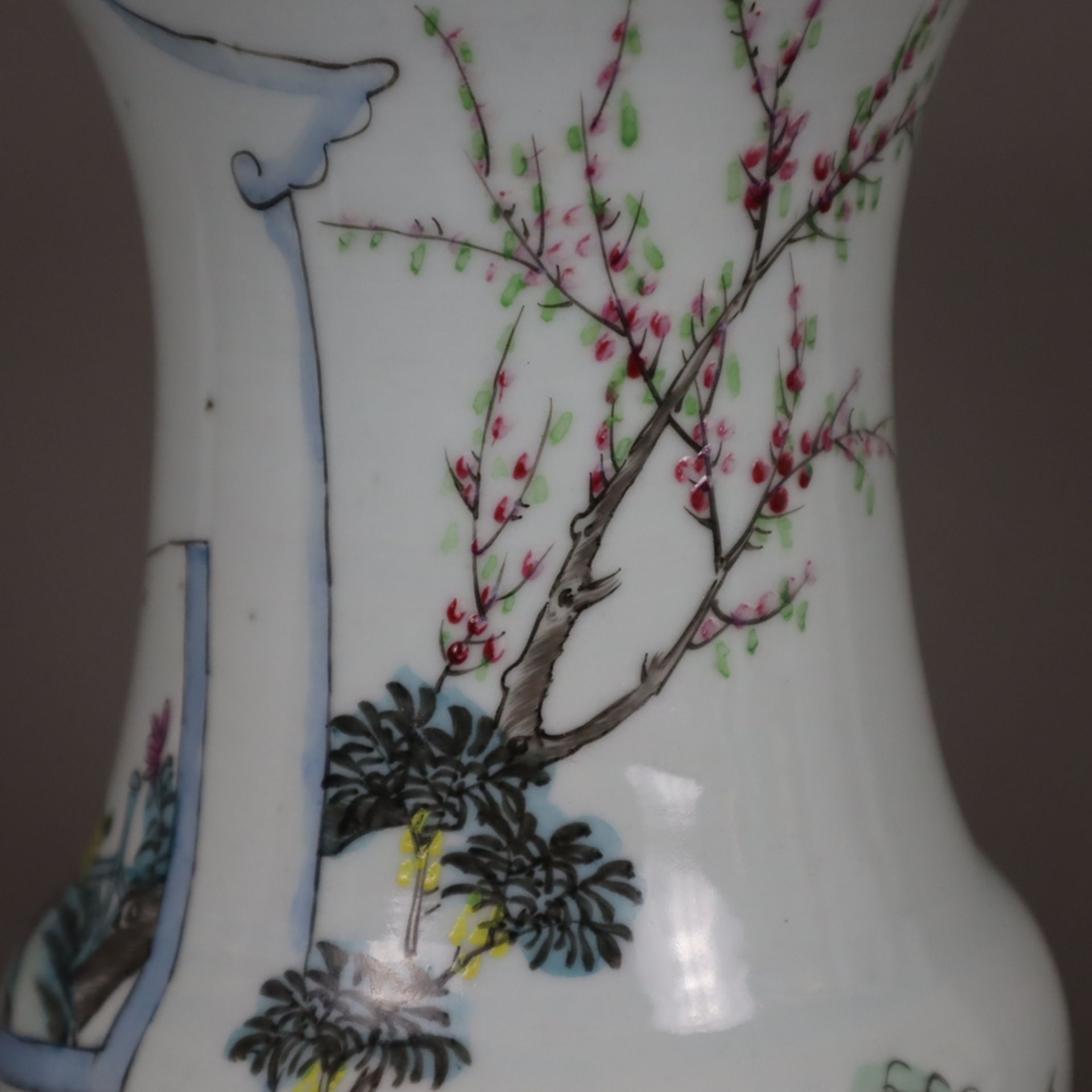 Yan Yan-Vase - China, nach 1900, auf der Wandung blühende Gartenlandschaft mit musizierendem Dament - Image 4 of 11