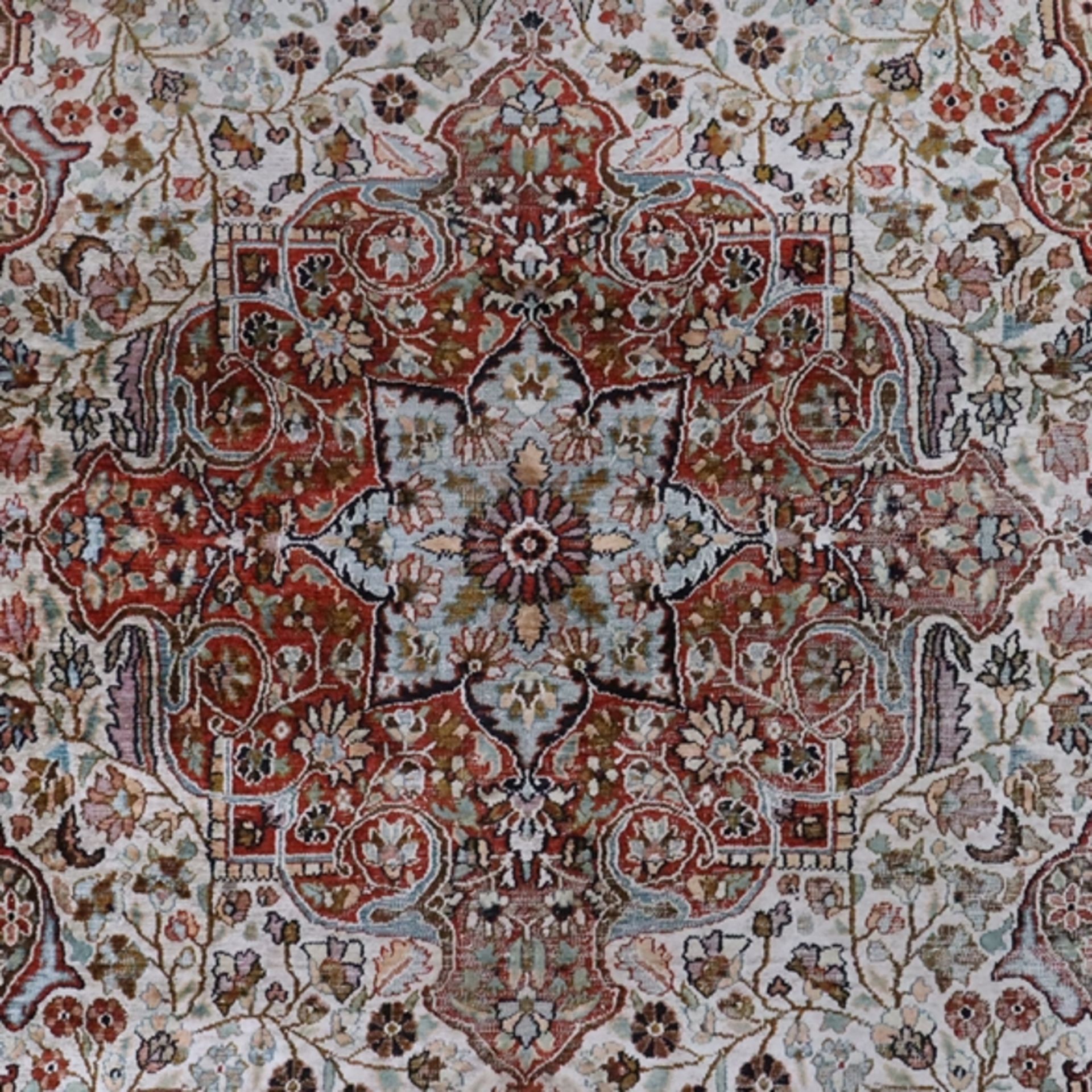 Isfahan - Seide, beige- und rotgrundig, üppiger floraler Dekor, ca. 184 x 121 cm, Gebrauchsspuren, - Image 2 of 8