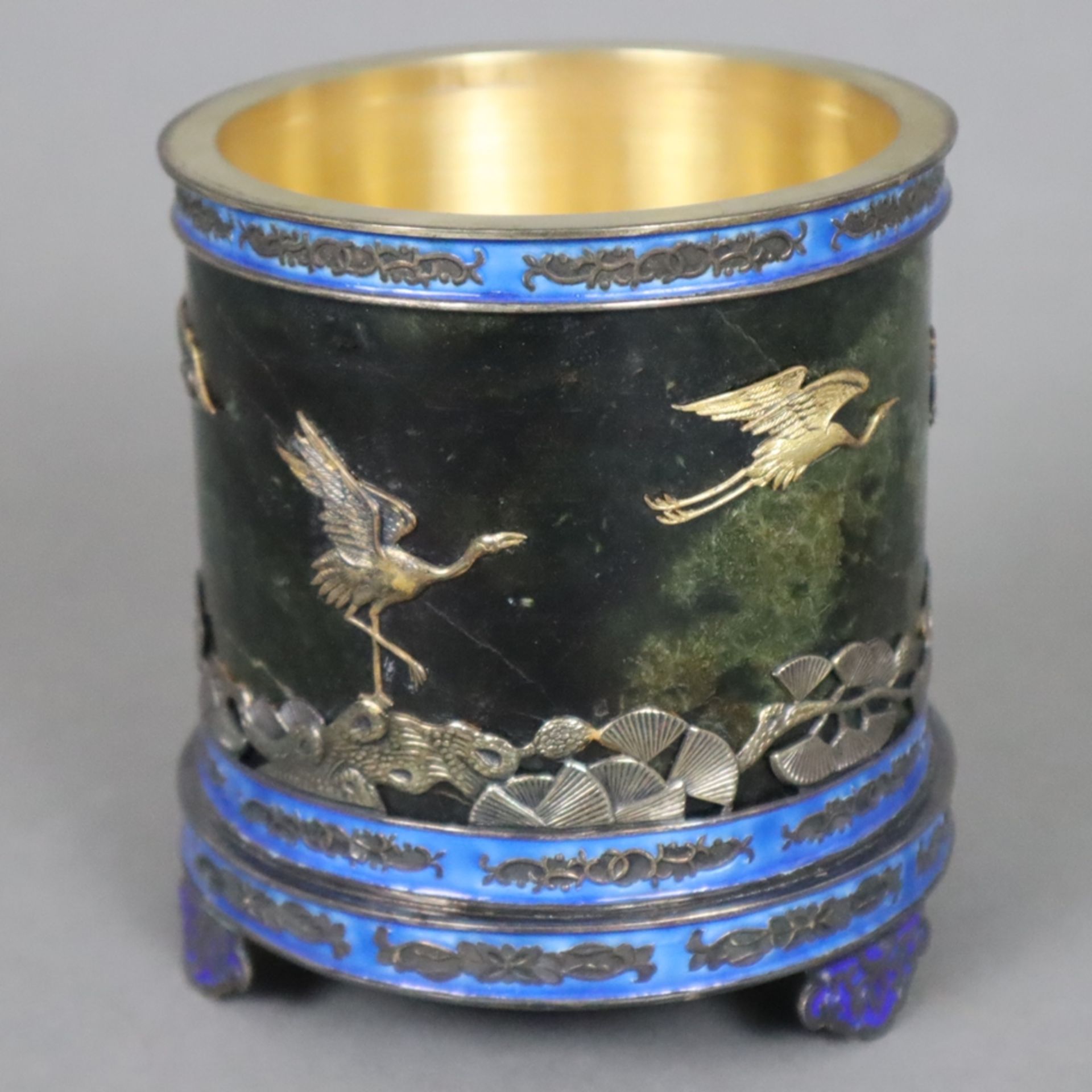 Deckeldose - China 20.Jh., Silber/Jade/Email, auf drei Füßen Zylinderform mit Stülpdeckel, Wandung - Image 4 of 11
