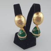 Ein Paar Vintage-Ohrclips - Rena Lange, vergoldetes Metall, ovoide Abhängungen emailliert und verzi