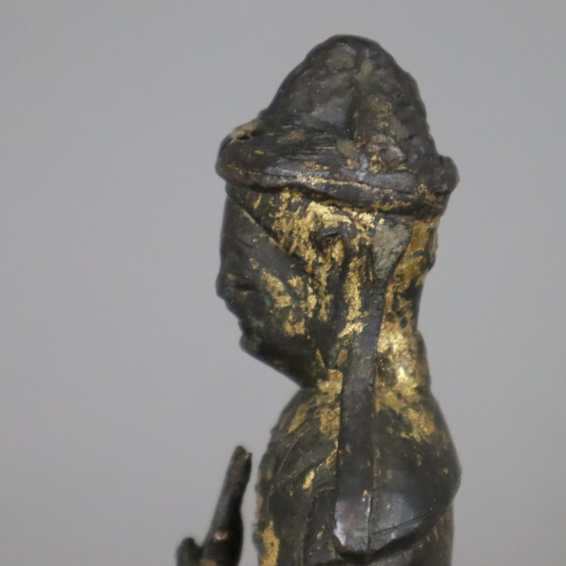 Bronzefigurine des Kannon - Japan, Edo-Zeit, Bronze, brüniert mit Resten einer Vergoldung, auf Loto - Image 4 of 7