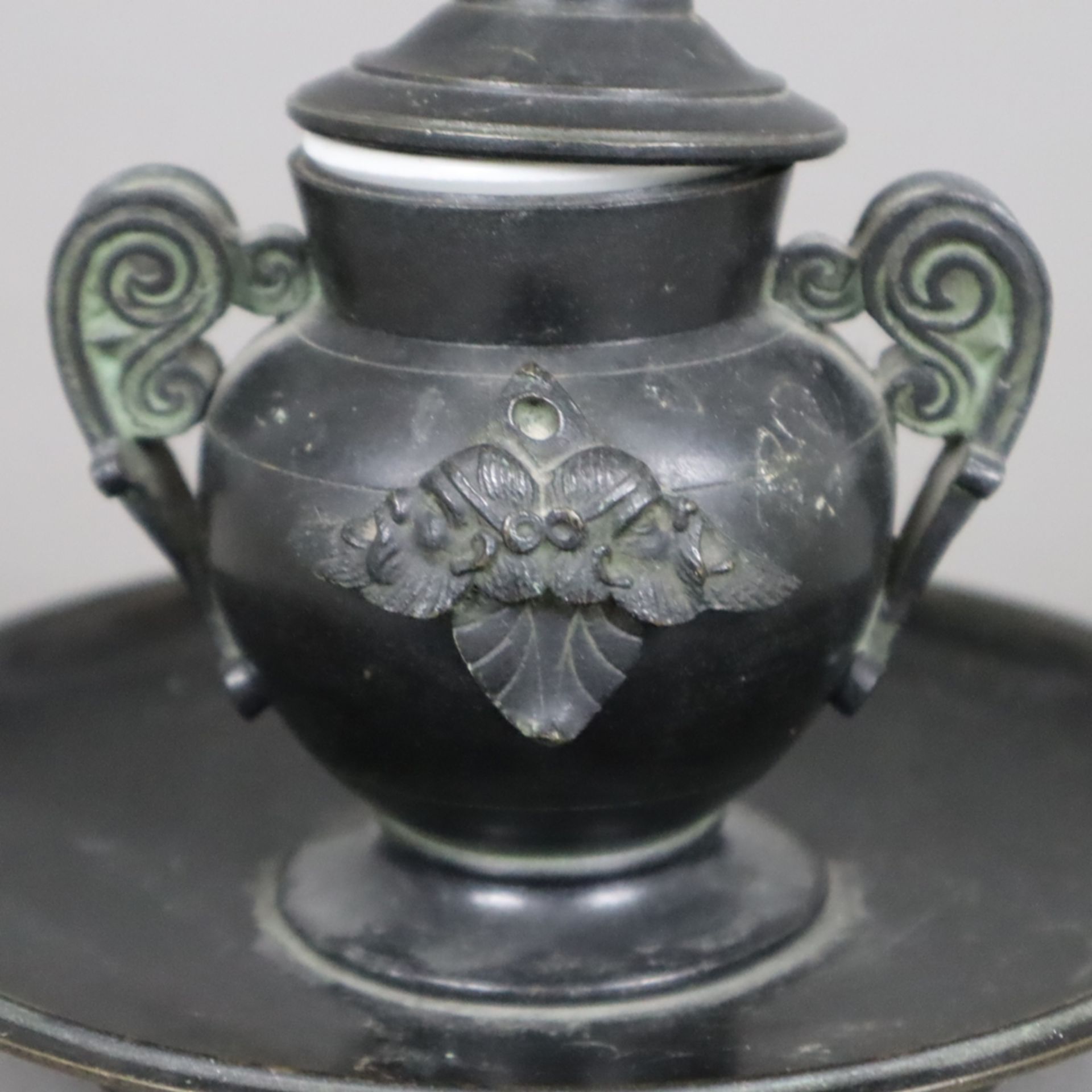 Historismus-Tintenfass - 19.Jh., Bronze, schwarz und grün patiniert, Porzellaneinsatz, auf rundem f - Bild 4 aus 5