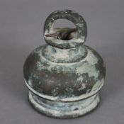 Bronzeglocke - Nepal/Tibet, 18./19.Jh., Bronze mit altersbedingter Patina und Kupferausblühungen, h