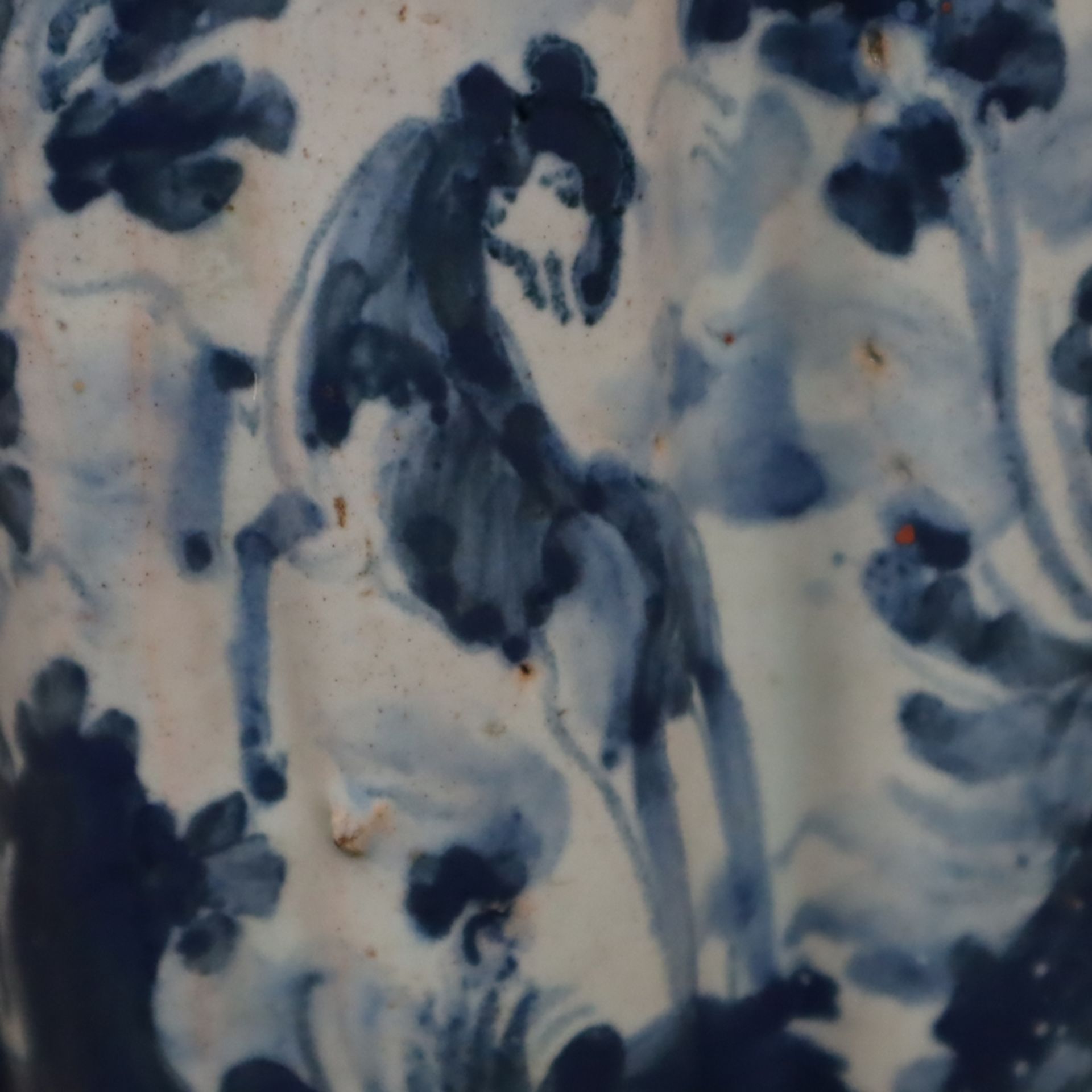 Flasche - Fayence, wohl 18. Jh., kleisterblaue Glasur, Blaudekor mit Tiermotiven, mehrpassige Wandu - Image 4 of 12
