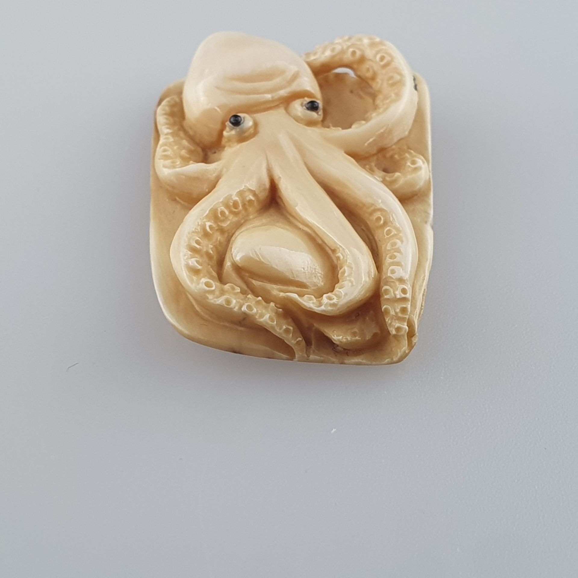 Flaches Netsuke - Mammutbein geschnitzt, graviert, Oktopus mit Muschel, signiert, Himotoshi au - Image 3 of 5