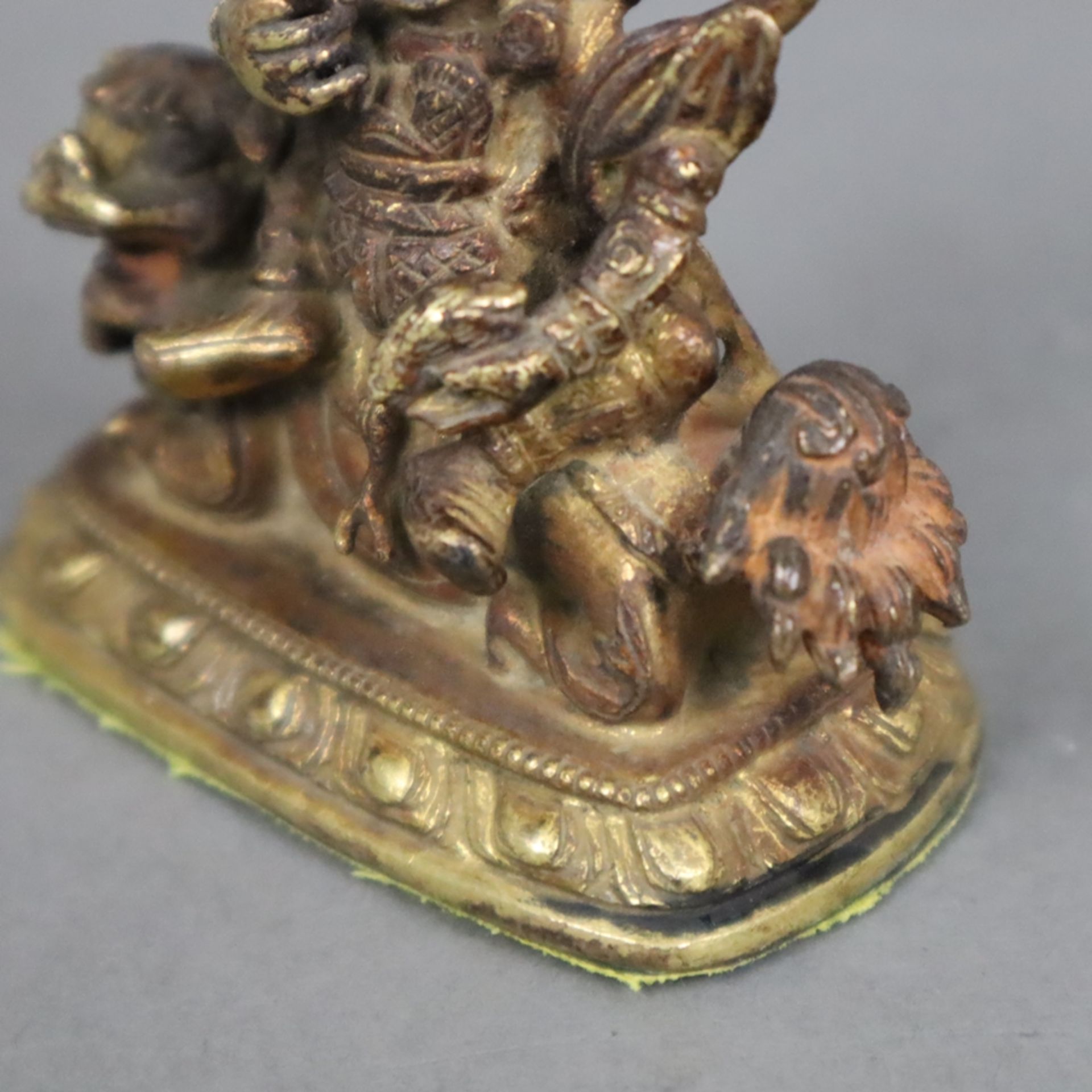 Miniaturfigur "Jambhala auf einem Löwen sitzend" - Tibet / China, Kupferlegierung, vergoldet, auf e - Image 3 of 7