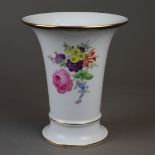 Trichtervase Meissen - unterglasurblaue Schwertermarke, polychrome Blumenbouquetmalerei, Goldränder