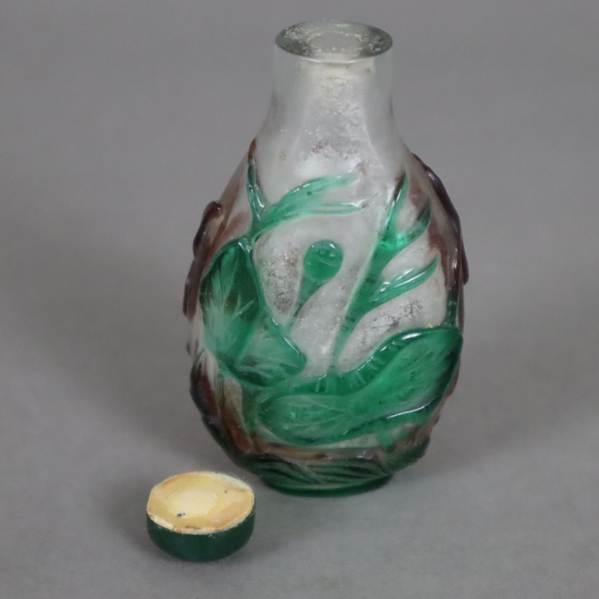 Snuffbottle - Japan, Meiji-Zeit, Klarglas mit rotem und grünem Überfang, auf der Wandung Reliefdeko - Image 2 of 5