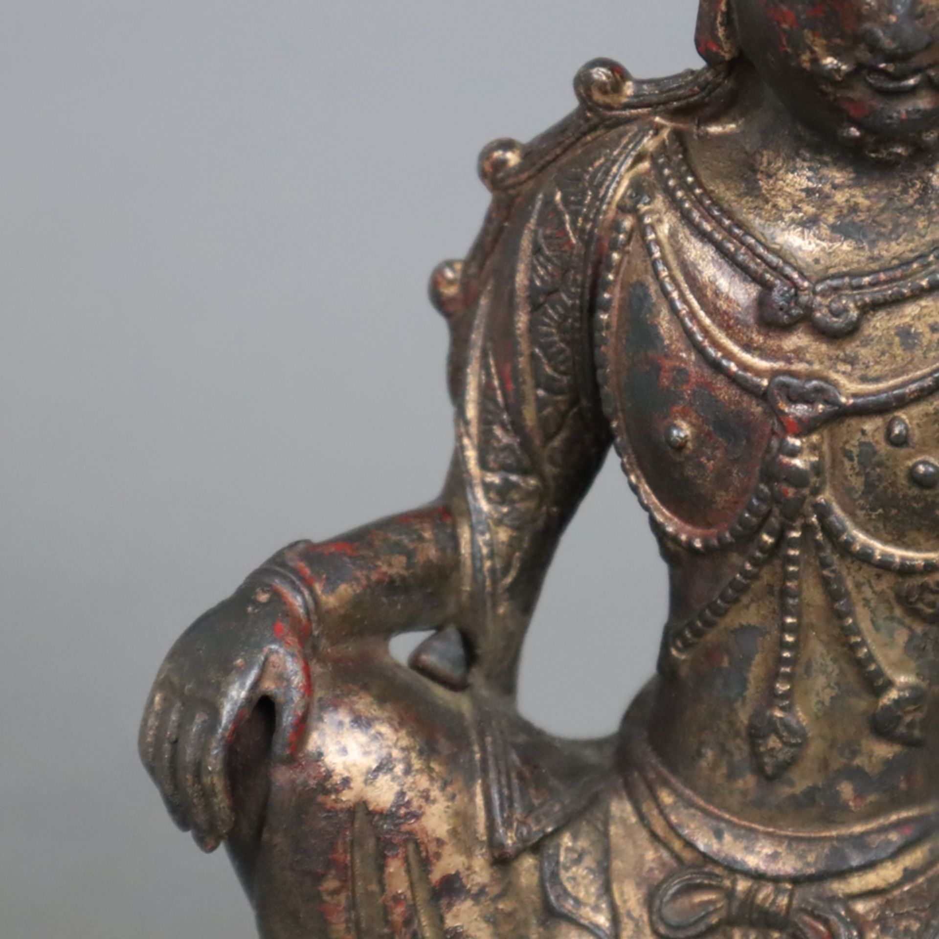 Avalokiteshvara im Yuan-Stil- China, Bronzelegierung, in rajalila-Sitzhaltung auf einer Sitzbank in - Image 5 of 9