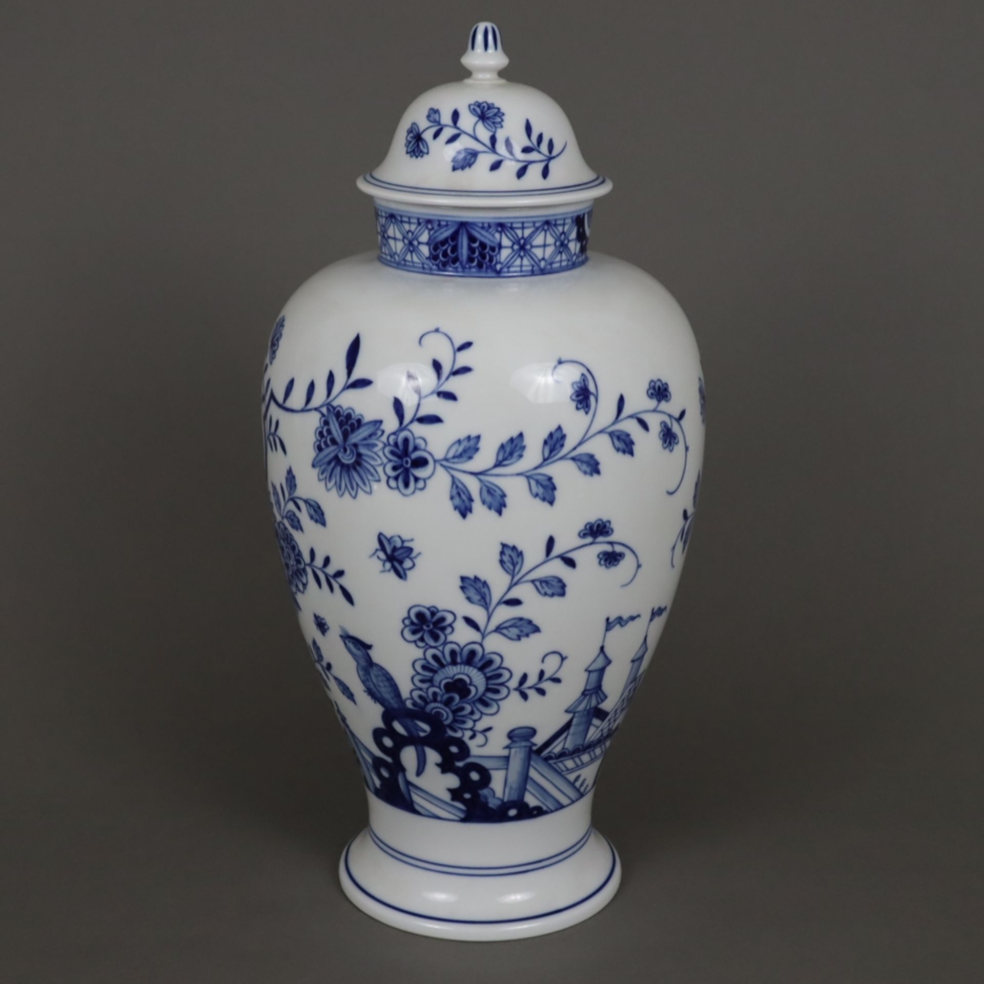 Deckelvase - Meissen, Porzellan, unterglasurblauer Dekor mit Blumen und Pflanzen im asiatischen Sti