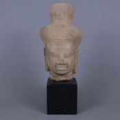 Kopf des Lokeshvara aus Sandstein - Kambodscha, im Khmer-/Angkor-Vat-Stil des 12. Jhs, beiger Sands